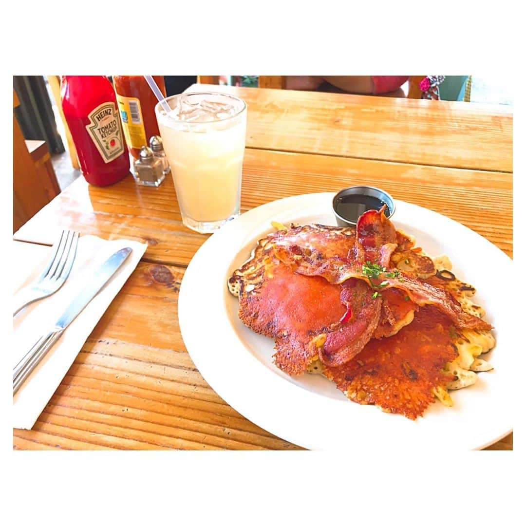 荒川れん子さんのインスタグラム写真 - (荒川れん子Instagram)「Macaroni + Cheese Pancakes w/Apple Wood Smoked Bacon @morningglasscoffee 🧀+🥞+🥓+🍯=😋 甘塩っぱ美味しいの極み。パンケーキにマカロニチーズ入れてシロップかけて食べるなんて良く思い浮かんだなと思う。で、これが美味しいから毎回ビックリしてしまう😍  今日のハワイは三連休の中日。宿題たんまりあるけれど、ちょっとだけゆっくりスタートさせて頂きます🙇‍♀️ . . #hawaii #aloha #lovehawaii #luckywelivehawaii #hawaiilife #lunch #breakfast #pancakes #foodporn #travel #beachlife #foodie #foodcoma #lifeisajourney #hawaiistagram #instahawaii #ハワイ #ハワイ生活 #ハワイ暮らし #旅 #ハワイ好き #ハワイ旅行 #ランチ #朝ごはん #パンケーキ #スイーツ #ハワイの美味しいもの #美味しい #甘じょっぱい #マカロニチーズ」5月27日 8時02分 - renren_hawaii