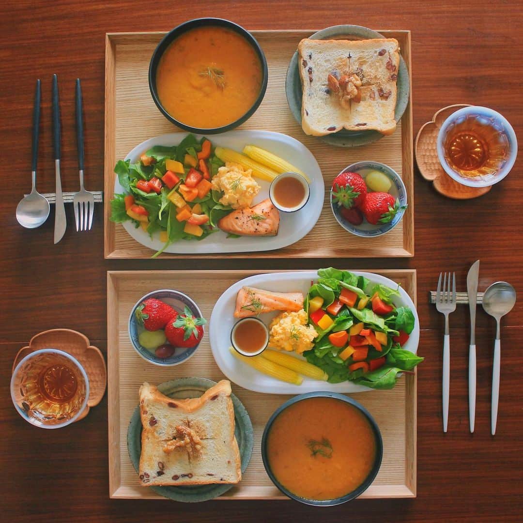 Kaori from Japanese Kitchenさんのインスタグラム写真 - (Kaori from Japanese KitchenInstagram)「2019.5.27 Mon カラフルお野菜の朝ごパン。 ＊＊＊ Good morning! Today’s breakfast:Red bean toast with kinako, nuts and honey, vegan carrot soup, grilled salmon, egg salad, boiled young corn, colorful salad, and some fruits. ・ おはようございます。 友人たちとのホームパーティーで余ったお野菜で朝ごパン。 ベジさん @vegi_pool から届いたヤングコーンのみずみずしさにびっくり。 今日はシンプルに茹でました。 今日の走り書きはヤングコーンです。 ・ 二子玉で買ったあずき食パンは きな粉とはちみつナッツかけで和風アレンジ。 はちみつナッツはれいこちゃん @reiko.t.table からのいただきもの。 卵サラダは燻製マヨネーズに 刻んだいぶりがっこを混ぜました。 これは好きなパン屋さんのアレンジを真似っこ。 風味豊かで美味しい…！また作ろっと。 燻製マヨははるなちゃん @haruna.bb からのいただきもの。 いただきもののお陰で食卓が賑わっています。感謝感謝🙏🏻 今日もごちそうさまでした。 ・ 📝薬膳走り書き📝 ヤングコーン(とうもろこし): 利水効果がありむくみをとる効能を持つ。 胃腸の働きを高める効能がある。 ポタージュ等すりつぶして食べると 消化の負担が減り、素早く栄養補給ができる。 ・ 【おしながき】 AZUKI食パン @shokupan.azuki にんじんとココナッツミルクのスープ パプリカとベビーリーフのサラダ ヤングコーン サーモングリル 燻卵サラダ ぶどうといちご ・ まだ5月なのに夏の陽気。歩いて10分後にはもう汗が滲んでいます。冷たい物が美味しい…！けど冷房は寒い。笑 紫外線対策以上に、夏の冷え対策が難しいと感じる今日この頃です。今日も暑いので無理せずいきましょう ☺︎ ・ #japanesefood #japanesecuisine #breakfast #おうちごはんlover #朝ごはん #おうちごはん #早餐 #아침밥 #薬膳 #うつわ #フーディーテーブル #和食器 #清岡幸道 #japonais #有田焼 #クチポール #cutipol #高塚和則 #朝ごパン」5月27日 8時02分 - coco_kontasu