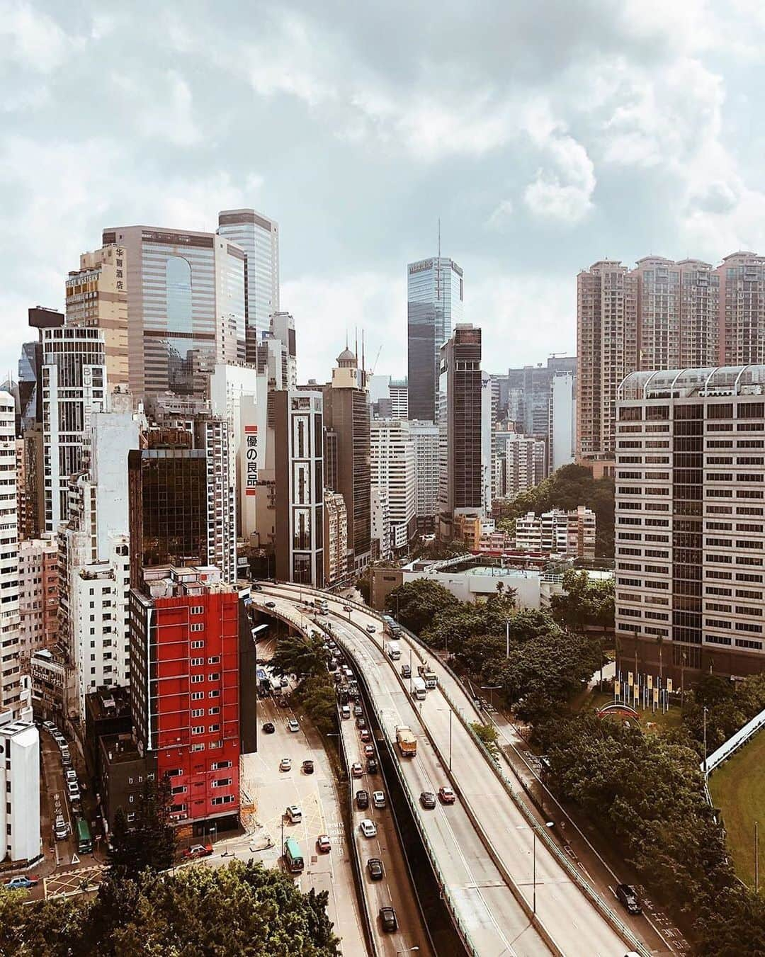 Discover Hong Kongさんのインスタグラム写真 - (Discover Hong KongInstagram)「A stunning concrete jungle. 看這壯觀的水泥叢林！ 📷: @westartariot #DiscoverHongKong #repost」5月27日 13時47分 - discoverhongkong