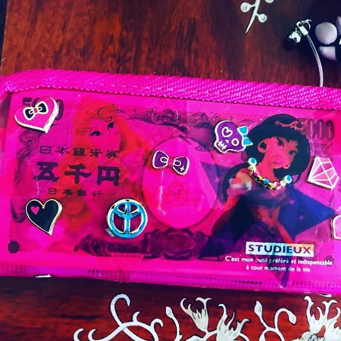ミラクルひかるさんのインスタグラム写真 - (ミラクルひかるInstagram)「私の今の財布。  とうとうナイロンに！ 好きなシールを貼りまくれば出来上がり！❤」5月27日 13時39分 - miracle_hikaru_official