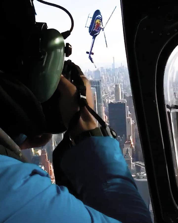 のインスタグラム：「Real life: one helicopter, waiting for the other helicopter to pull this. 😳 Watch full video. 📹: Link in bio for full video 👨‍✈️: @aaronfitzgerald105 #RedBull #helicopter #aerobatics #flip #roll #fly #NYC #BTS #givesyouwings #RedBullFlipsNYC」