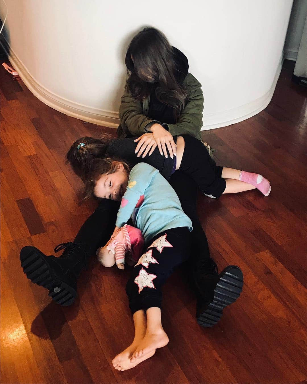 リリー・コリンズさんのインスタグラム写真 - (リリー・コリンズInstagram)「Lazy Sunday with my girls...」5月27日 8時38分 - lilyjcollins