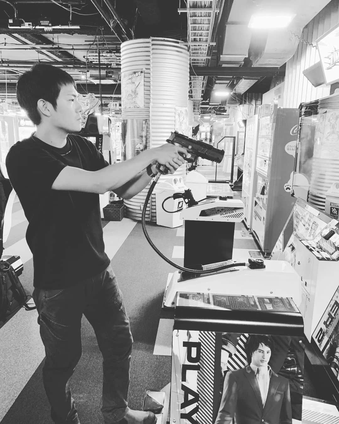 長田成哉のインスタグラム：「「タイムクライシス」って、俺が小学生の時にプレステで発売されて、ガンコンってテレビ向けて撃つコントローラーのやつ持ってた。笑 #ジェネレーションギャップ #ガンコンてなんだよってなったでしょ #スマブラは元々ロクヨンのゲームなんだよ #ゴールデンアイがFPSの走りだよコールオブデューティーじゃないからな #おじさんになっちゃったなぁ」