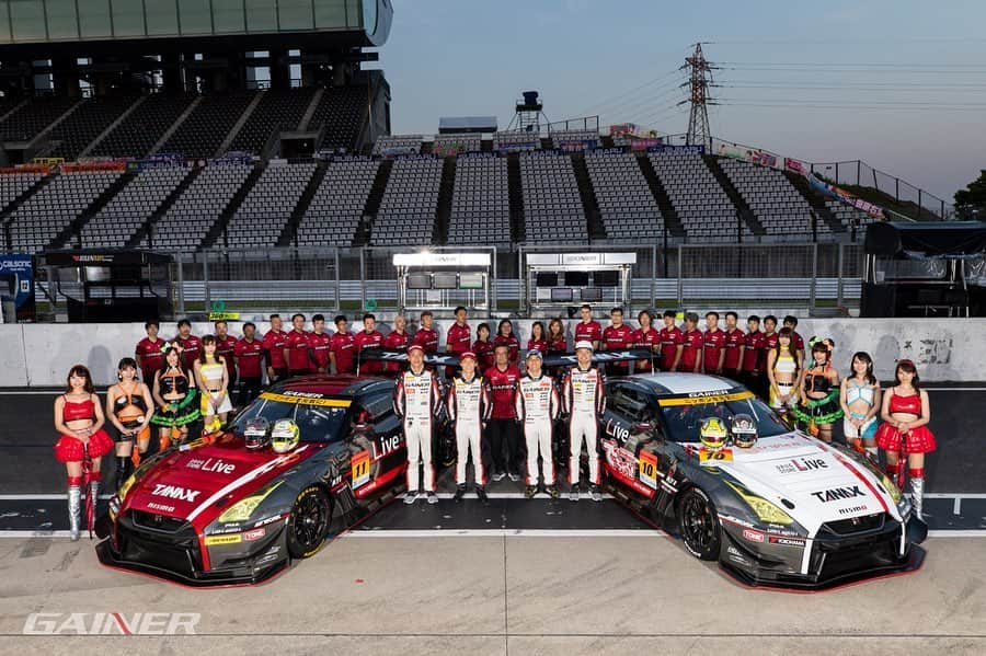 平中克幸さんのインスタグラム写真 - (平中克幸Instagram)「. SUPER GT第3戦鈴鹿サーキット決勝はかなり苦しいレースとなりましたが、なんとか9位フィニッシュでポイントを獲得する事が出来ました。 . . 全然嬉しくないけど、チャンピオンシップを考えると大事なポイントです。 . . 次戦は昨年優勝してる🇹🇭です！GTRが得意とするサーキットでまた優勝争いするぞ💨 . . 暑い中の応援ありがとうございました。 . . . #gainer #tanax #gtr #supergt #koshidoracing #ficata #でちゃう #アリア #制動屋 #bigdaddygraphics #gt300」5月27日 8時46分 - katsuyukihiranaka