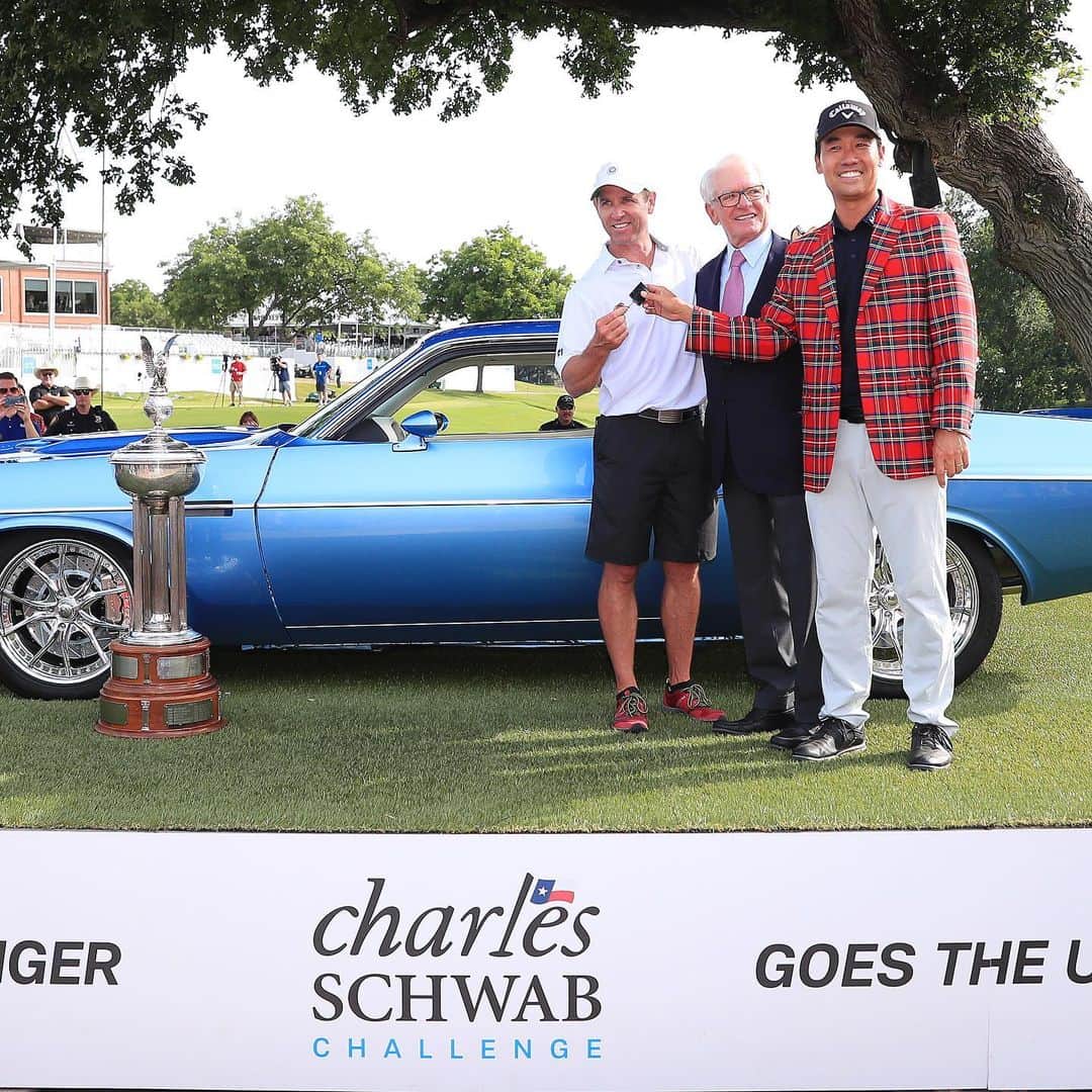 PGA TOURさんのインスタグラム写真 - (PGA TOURInstagram)「With the @charles_schwab_challenge win, @kevinna915 received a restored 1973 Dodge Challenger. Na promised his caddie, @kharms27, he would give him the keys to the car if they won. And he did. #LiveUnderPar 🔑🏎」5月27日 8時47分 - pgatour