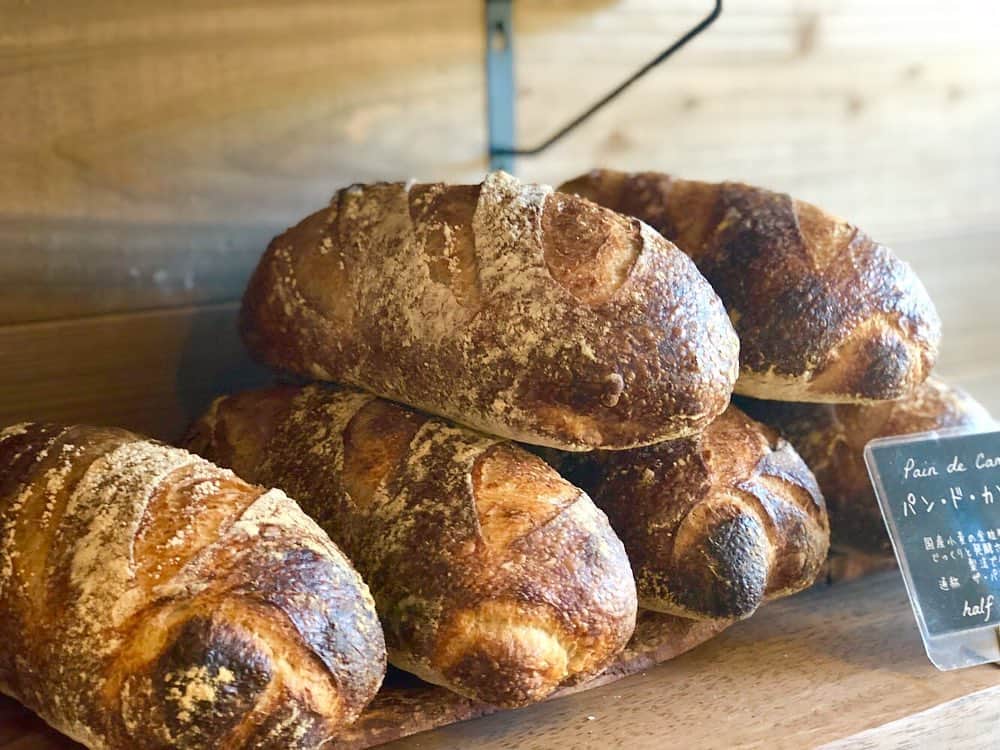 丘の上のパン屋 さんのインスタグラム写真 - (丘の上のパン屋 Instagram)「2019.05.27﻿ ﻿ おはようございます、﻿ 丘の上のパン屋です。﻿ ﻿ 月曜日・火曜日は定休日です。﻿ ﻿ 先週も、たくさんのみなさまにご来店いただきました、ありがとうございます。﻿ ﻿ 先週は、日中少し暑い日が続きましたね。﻿ ﻿ 丘パンは、風も通るのでテラスでのパンのイートインも、涼しい感じで過ごしやすいかと思います。﻿ ぜひ、テラス席で焼き立てパンと一緒に珈琲と紅茶でゆったりとした時間をお過ごしください。﻿ ﻿ ﻿ また、水曜日からよろしくお願いします。﻿ ﻿ ﻿ −−−−−−−−−﻿ ﻿ 📺 BSプレミアム「パン旅。」（再放送）﻿ ﻿ 6/1（土）PM4:00～PM4:30﻿ パン旅。「住宅街のぜいたくパン（3）向ヶ丘遊園・美しが丘編」﻿ ﻿ −−−−−−−−−﻿ ﻿ 💬 スタッフ募集中です﻿ ﻿ 新たに一緒に働いてくれる仲間を募集しております。﻿ ﻿ 応募方法は郵送となります。﻿ 詳細はサイトをご確認ください。﻿ ﻿ −−−−−−−−−﻿ ﻿ 💬 ご予約について﻿ ﻿ ●予約可能商品﻿ ・食パン ﻿ ・カンパーニュ﻿ ・バゲット﻿ ・エッグタルト﻿ ﻿ ※グルテンフリー米粉パン(プレーン、大納言)﻿ ※低糖質ふすまパン(3本から)﻿ ※一升パン﻿ (※は木、金のお渡しになります)﻿ ﻿ 📞 045-530-9683（クロワッサン🥐）﻿ ﻿ −−−−−−−−−﻿ ﻿ 🛒 オンラインショップ﻿ ﻿ グルテンフリーの米粉食パンの﻿ 通販を行っております。﻿ サイトからご確認ください。﻿ ﻿ −−−−−−−−−﻿ ﻿ 🏷﻿ #丘の上のパン屋 #食パン #横浜 #青葉区 #たまプラーザ #ベーカリーカフェ #パン屋 #パン #パン屋さん #横浜パン屋 #🍞 #焼き立てパン #美しが丘 #美しが丘西 #田園都市線 #天然酵母 #国産小麦 #bakery #boulangerie #boulanger #yokohama#instabread #instafood #pane #sourdough #naturalyeast﻿ ﻿ ﻿ ﻿」5月27日 8時47分 - okanouenopanya