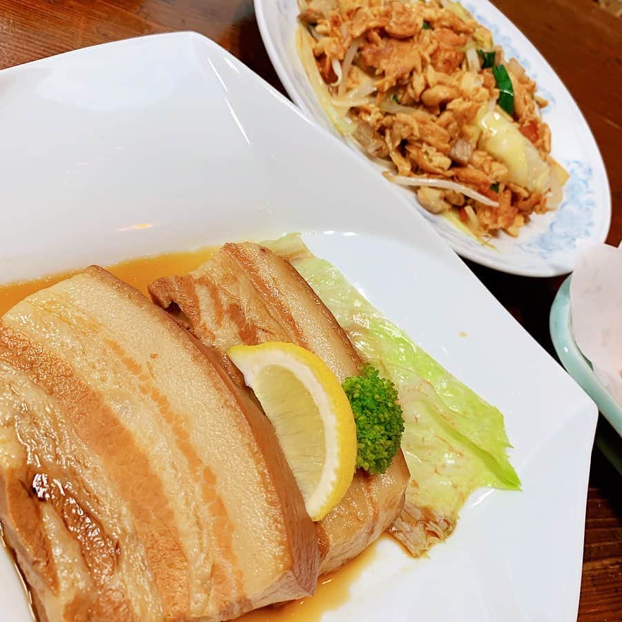 琴菜さんのインスタグラム写真 - (琴菜Instagram)「昔住んでいた街の行きつけだった沖縄料理屋さんへ💕一年半ぶりに行ってきた❤️昔はよくこのお店に島んちゅメンバーで集まったな〜🍱🥂一週間に一回のペースで行ってた気がするww懐かしい気持ちに浸りながら、そして沖縄民謡を聴きながら、安定のメニューを食べ尽くした🍺🥩🥦🍅 #沖縄料理 #ポーク卵おにぎり #ラフティー #フーチャンプルー #カーリーフライ #オリオンビール #島料理 #okinawafood #japanesefood #一番美味しい沖縄料理屋 #沖縄民謡 #三線演奏」5月27日 8時51分 - dj_singer_kotona