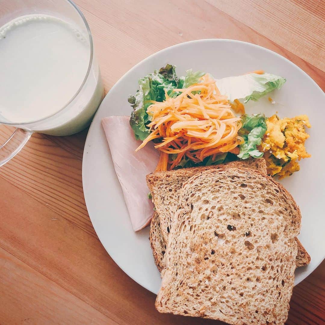 のインスタグラム：「朝ごはん。土日ともに夏のような太陽の下でポヨ子と遊んで、快眠&すっきり目覚め。朝ごはんが美味しいー！ こういう薄いトーストが好きなのは、やっぱりイギリスにいたからだなあ。今思うとロンドンでの学生生活はほんと貴重な経験だった。」