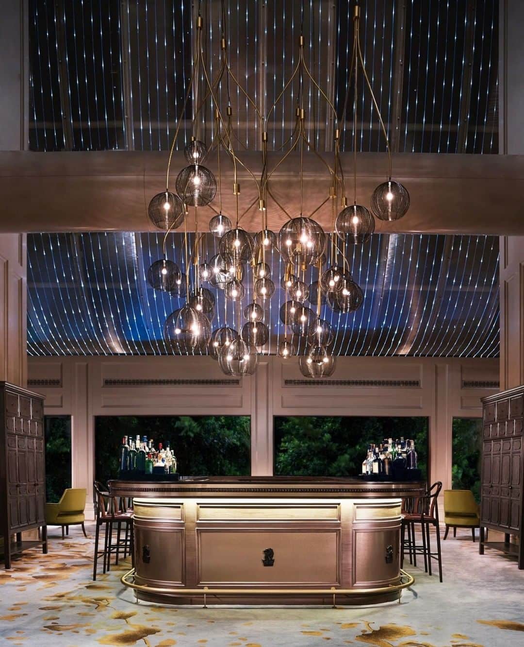 リッツ・カールトンさんのインスタグラム写真 - (リッツ・カールトンInstagram)「Sparkling elegance begins a night of excitement at The Portman Ritz-Carlton, #Shanghai. ⁣⠀ ⁣⠀ #China #TravelAsia #excitement #elegant #celebration #design #interiordesign #cocktailbar #dazzling #sparkling #travel #travelgram #Instatravel #traveldiaries」5月27日 9時00分 - ritzcarlton