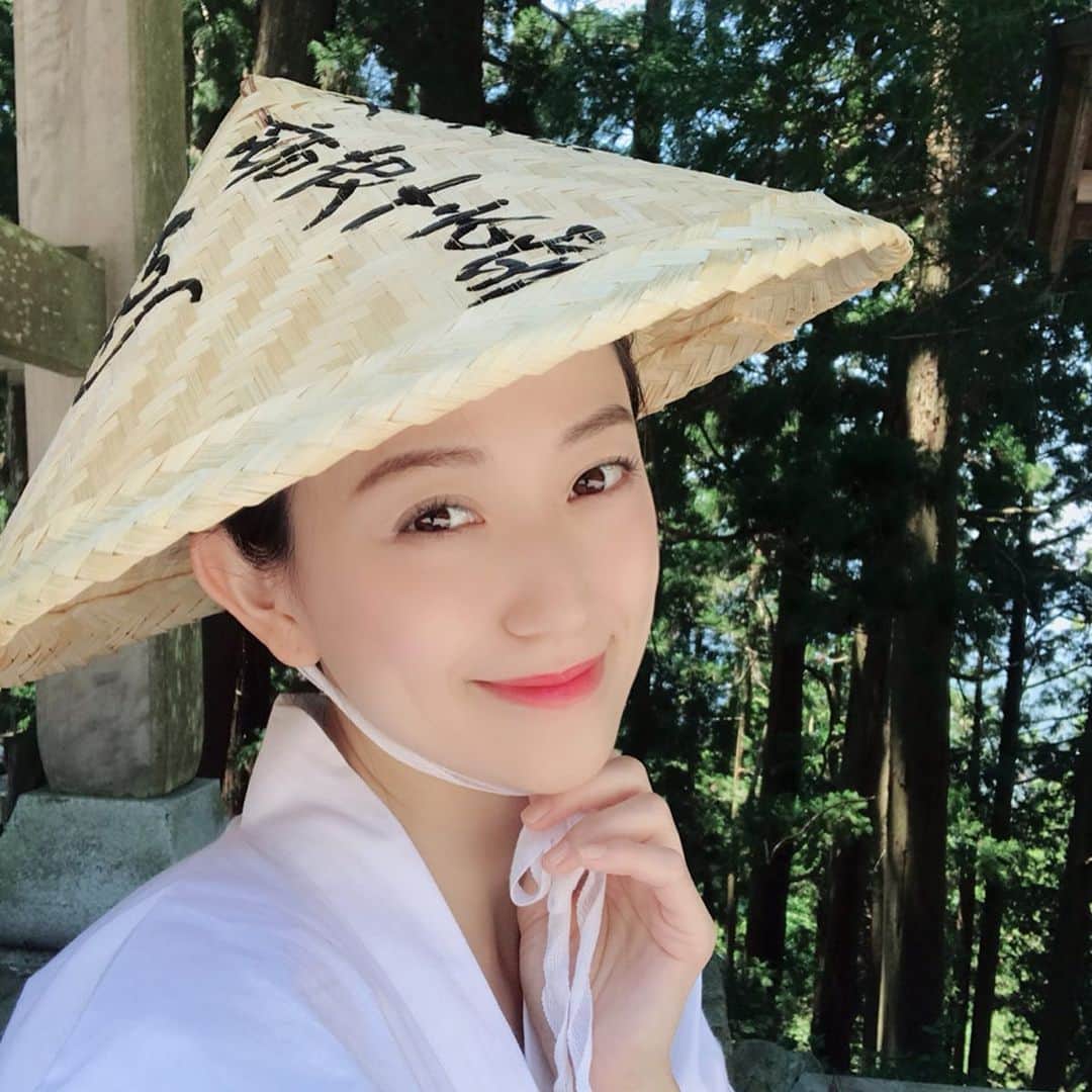 近藤しづかさんのインスタグラム写真 - (近藤しづかInstagram)「#かぶるタイプの傘 #オリンピック 意外と悪くないのでは？？ . #お遍路 さん まず購入したのが 菅笠、御朱印帳、白衣！ 日傘だと人混みの中で人にあたって危険だし、猛暑の中日差しは体力をうばう、これだと両手が使えるしね✨ . オリンピックチケットの応援 明日までですねっ!! 早く応募しなきゃ♪ . #徳島県 #四国 #四国遍路 #お遍路 #お遍路ガール #真夏 #猛暑  #空海 #弘法大使 #同行二人 #修行 #歴史  #令和 #菅笠  #Shikoku #pilgrimage #88temples #start #startingpoint  #sunshade #parasol #hat #olympic  #neverstoplearning #learningjourney #shikoku88temples #visitjapan」5月27日 9時03分 - shizuka_kondo