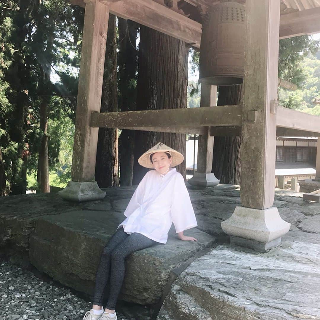 近藤しづかさんのインスタグラム写真 - (近藤しづかInstagram)「#かぶるタイプの傘 #オリンピック 意外と悪くないのでは？？ . #お遍路 さん まず購入したのが 菅笠、御朱印帳、白衣！ 日傘だと人混みの中で人にあたって危険だし、猛暑の中日差しは体力をうばう、これだと両手が使えるしね✨ . オリンピックチケットの応援 明日までですねっ!! 早く応募しなきゃ♪ . #徳島県 #四国 #四国遍路 #お遍路 #お遍路ガール #真夏 #猛暑  #空海 #弘法大使 #同行二人 #修行 #歴史  #令和 #菅笠  #Shikoku #pilgrimage #88temples #start #startingpoint  #sunshade #parasol #hat #olympic  #neverstoplearning #learningjourney #shikoku88temples #visitjapan」5月27日 9時03分 - shizuka_kondo