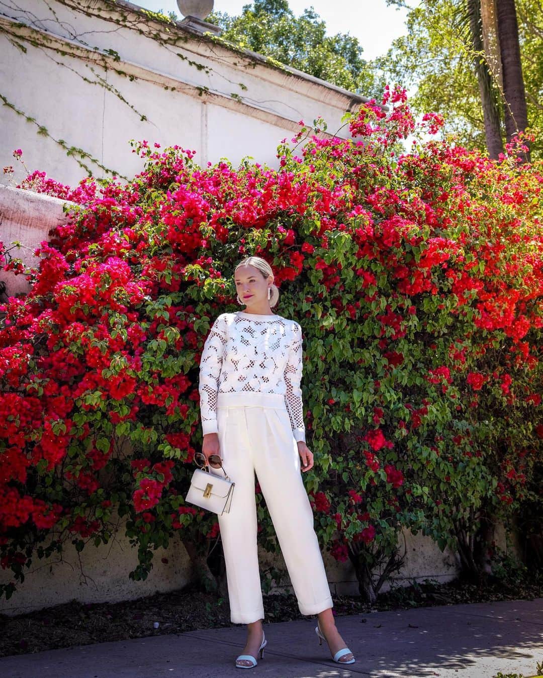 リズ・チェルカソワのインスタグラム：「Currently looking the complete opposite of this because I’m taking advantage of this gloomy day by finally doing my laundry. Most importantly I finally took my dry cleaning pile which has been haunting me for months to the dry cleaners. I am a little worried about the bill though😟 maybe they will let me do some kind of work exchange program?」