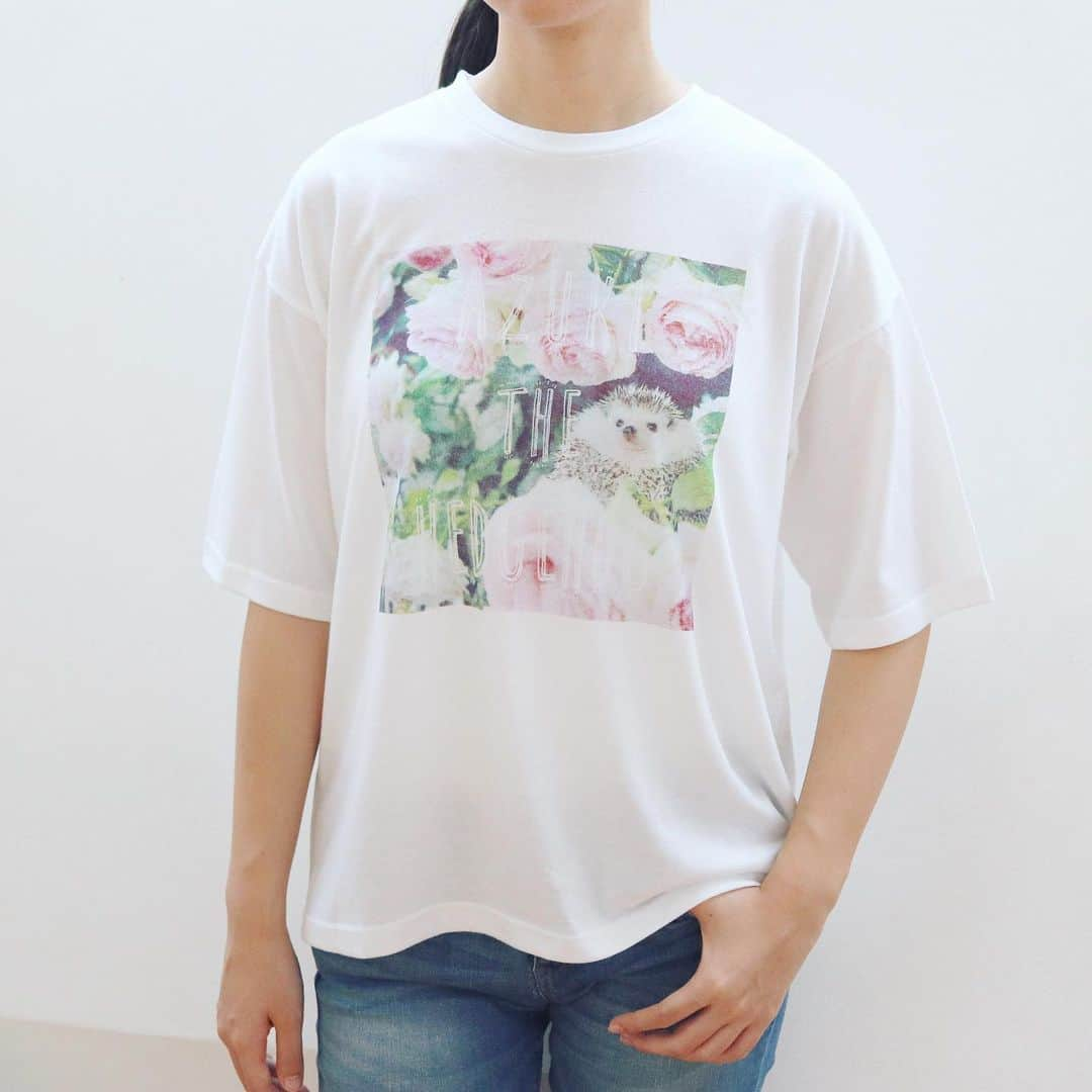 あずきさんのインスタグラム写真 - (あずきInstagram)「Azuki & Monaka’s T-shirt will be  released on May 27th! 👚👏✨ https://shimacolle.page.link/tw  ファッションセンターしまむらさんのしまコレアプリ限定で あずきともなかのTシャツが本日27日より販売されることになりました。  白いTシャツは『あずきとバラ』、黒いTシャツは『あずきともなか』の写真が使われています。 . どちらも今っぽい袖周りや首回りがゆったりした作りの着やすいフォルムです。 . モデルは164cmの娘にMサイズを着用してもらいました。（しまコレのサイトのモデルさんはプロの方です） . パンツにインしても可愛い感じ～💕 . . 気になる方は、しまコレアプリをダウンロードしてチェックしてみてくださいね！ ※「しまコレ」はアプリで注文、お店で受け取りできるファッションセンターしまむら公式アプリです。 . ーーーーーーーーーーーーー 発売日：2019.5月27日 価格：￥980（税込） 販路：ファッションセンターしまむら 「しまコレ」アプリ限定販売 https://shimacolle.page.link/tw ーーーーーーーーーーーーー  #しまパト #しまコレ #ファッションセンターしまむら #しまむら #Tシャツ #Tshirt #photoTshirt #フォトTシャツ #はりねずみ  #ハリネズミ  #hedgehog  #pygmyhedgehog  #lovelypet  #cuteanimals  #はりねずみのもなか  #はりねずみのあずき  #hedgie  #Hérisson  #igel#riccio  #Erizo  #고슴도치  #刺猬  #hedgehogazuki」5月27日 9時13分 - hedgehog_azuki