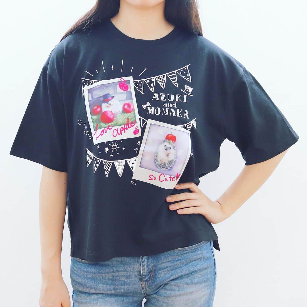 あずきさんのインスタグラム写真 - (あずきInstagram)「Azuki & Monaka’s T-shirt will be  released on May 27th! 👚👏✨ https://shimacolle.page.link/tw  ファッションセンターしまむらさんのしまコレアプリ限定で あずきともなかのTシャツが本日27日より販売されることになりました。  白いTシャツは『あずきとバラ』、黒いTシャツは『あずきともなか』の写真が使われています。 . どちらも今っぽい袖周りや首回りがゆったりした作りの着やすいフォルムです。 . モデルは164cmの娘にMサイズを着用してもらいました。（しまコレのサイトのモデルさんはプロの方です） . パンツにインしても可愛い感じ～💕 . . 気になる方は、しまコレアプリをダウンロードしてチェックしてみてくださいね！ ※「しまコレ」はアプリで注文、お店で受け取りできるファッションセンターしまむら公式アプリです。 . ーーーーーーーーーーーーー 発売日：2019.5月27日 価格：￥980（税込） 販路：ファッションセンターしまむら 「しまコレ」アプリ限定販売 https://shimacolle.page.link/tw ーーーーーーーーーーーーー  #しまパト #しまコレ #ファッションセンターしまむら #しまむら #Tシャツ #Tshirt #photoTshirt #フォトTシャツ #はりねずみ  #ハリネズミ  #hedgehog  #pygmyhedgehog  #lovelypet  #cuteanimals  #はりねずみのもなか  #はりねずみのあずき  #hedgie  #Hérisson  #igel#riccio  #Erizo  #고슴도치  #刺猬  #hedgehogazuki」5月27日 9時13分 - hedgehog_azuki