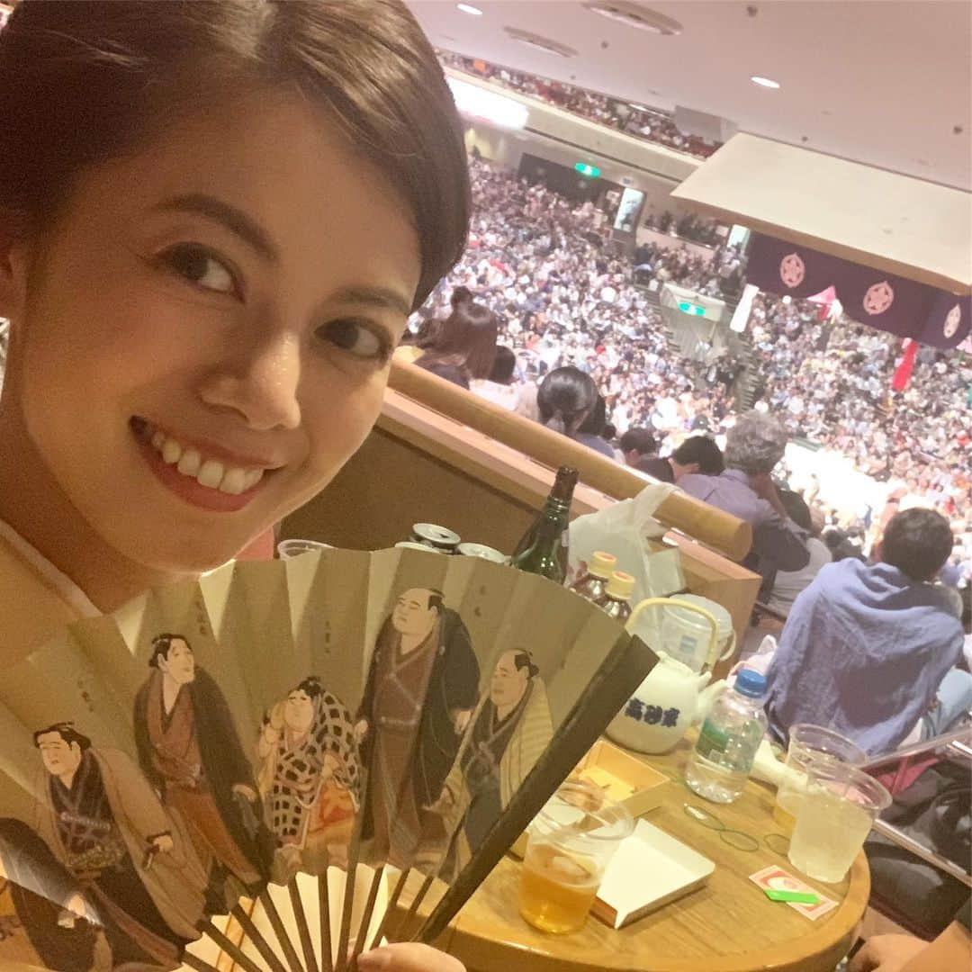 中林美和さんのインスタグラム写真 - (中林美和Instagram)「興奮しっぱなしの大相撲観戦🇯🇵 . 子供時代、 父がテレビで見ているのを 当たり前に目にしてきた映像と音が、 すぐそこに！！！✨✨✨ . 迫力と気品と、 ものすごいオーラを纏ったお相撲さん。 こんなたくさんのお相撲さんも初めて見ました。 . 2019年上半期、 間違いなく一番興奮した日😊 こんなに面白いだなんて！！！ 素晴らしい経験をさせてもらいました✨✨✨ . #大相撲#相撲#お相撲#お相撲さん#両国国技館#国技館#相撲観戦#着物#和装#着物で相撲観戦#大相撲夏場所#大相撲五月場所#お招き頂きありがとうございました ✨ #sumo#japanesecalture#kimono#japan」5月27日 9時22分 - miwanakabayashi