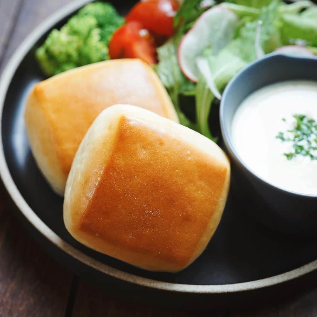 hirokoさんのインスタグラム写真 - (hirokoInstagram)「🌱2019.5.27（月） ✽.｡.:*・ﾟ #hiroponの朝ごはん ・ 今朝の#ワンプレート ・ 今日のパンは @pand_stylebread さんの#パンオレ 牛乳100％で仕込んだミルクパン ほんのり甘くて美味しいパン ・ #コーンスープ とサラダでいただきます このパンおやつにも良さそう ・ ・ ・ ▫️--------------------end--------------------▫️ #hiroponのワンプレートごはん  #パンとスープ #pand #冷凍パン #楽天roomに載せてます #インスタフード #おうちごはん通信 #おうちごはんLover #くらしメイド #お家カフェ #フーディーテーブル #マカロニメイト #デリミア #デリスタグラマー #バランスの良い食事 #朝ごはん #うちのシェフ #おうちごはん #朝時間 #ハサミポーセリン #イイホシユミコ  #snapdish #macaroni #locari_kitchen #lin_stagrammer #wp_deli_japan ・」5月27日 9時34分 - hiropon0201