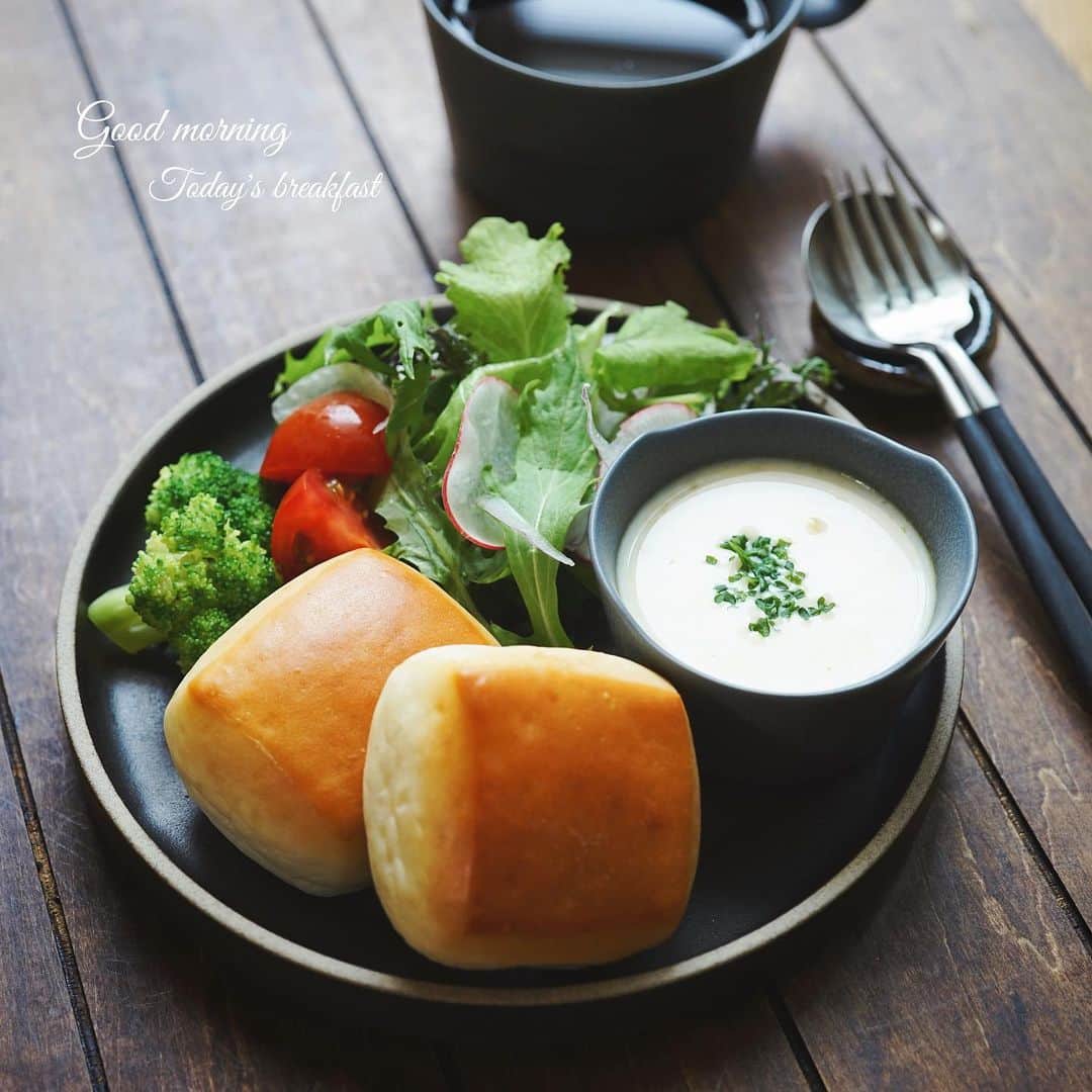 hirokoさんのインスタグラム写真 - (hirokoInstagram)「🌱2019.5.27（月） ✽.｡.:*・ﾟ #hiroponの朝ごはん ・ 今朝の#ワンプレート ・ 今日のパンは @pand_stylebread さんの#パンオレ 牛乳100％で仕込んだミルクパン ほんのり甘くて美味しいパン ・ #コーンスープ とサラダでいただきます このパンおやつにも良さそう ・ ・ ・ ▫️--------------------end--------------------▫️ #hiroponのワンプレートごはん  #パンとスープ #pand #冷凍パン #楽天roomに載せてます #インスタフード #おうちごはん通信 #おうちごはんLover #くらしメイド #お家カフェ #フーディーテーブル #マカロニメイト #デリミア #デリスタグラマー #バランスの良い食事 #朝ごはん #うちのシェフ #おうちごはん #朝時間 #ハサミポーセリン #イイホシユミコ  #snapdish #macaroni #locari_kitchen #lin_stagrammer #wp_deli_japan ・」5月27日 9時34分 - hiropon0201