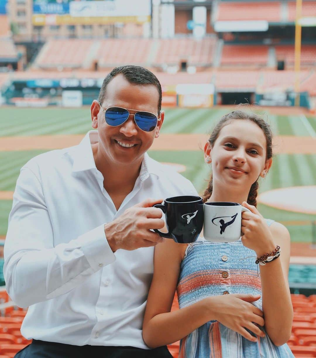 アレックス・ロドリゲスさんのインスタグラム写真 - (アレックス・ロドリゲスInstagram)「Cheers to Memorial Day Weekend spent w/ my beautiful angel Ella. ☕️ Coffee w/ E-ROD?! Link in bio.」5月27日 9時42分 - arod