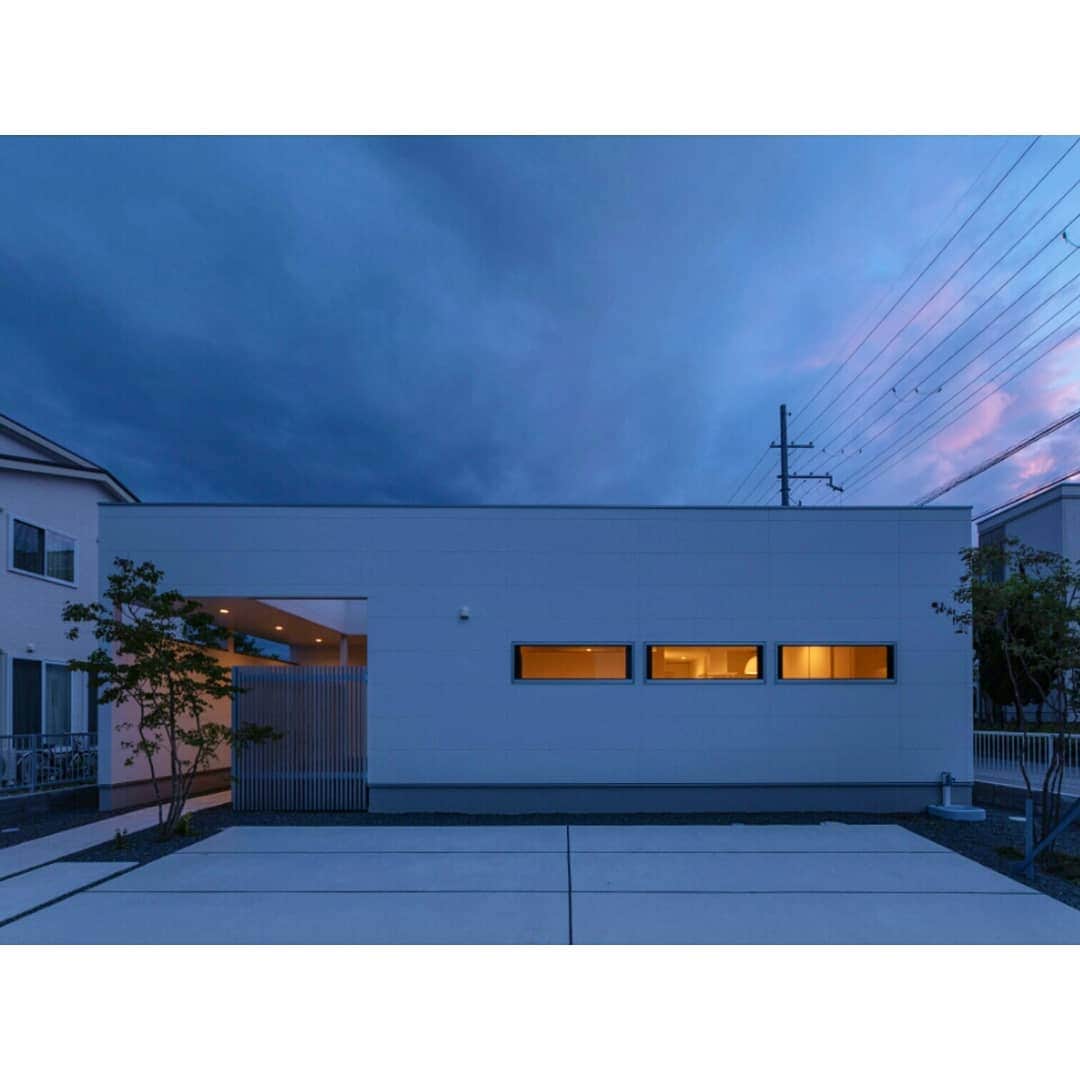 homelife 夢を叶える暮らし方のインスタグラム：「【シンプルハウス】 . ３つの窓が特徴的な平屋 シンプルさとおしゃれを兼ね備えたデザインです . . ◆―――――――――――――――◆ ▷ more… @homelife_gallery ◆―――――――――――――――◆ . . #外装 #外観デザイン #平屋 #平屋暮らし #家族 #夕暮れ時 #ナチュラルな暮らし #シンプルライフ #シンプル #おしゃれな家 #マイホーム計画 #マイホーム #福知山 #豊岡 #加東 #姫路 #注文住宅 #自由設計 #デザイン住宅 #family #house #home #homelife_京都 #homelife_大阪 #homelife_兵庫 #ホームライフ #ホームライフ100 #アーキホームライフ」