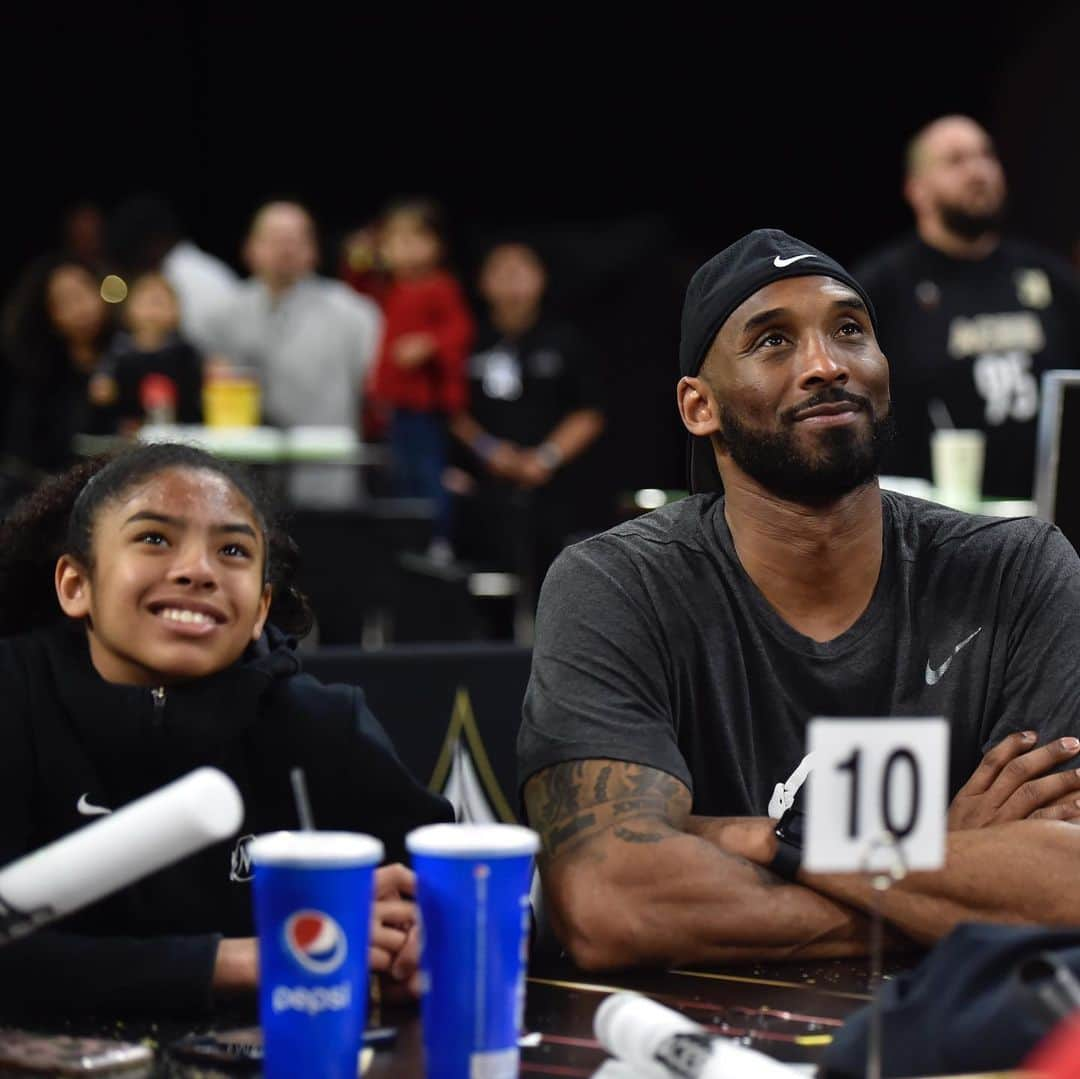 NBAさんのインスタグラム写真 - (NBAInstagram)「@kobebryant & his daughter Gianna at tonight’s @wnba action in Las Vegas!」5月27日 9時53分 - nba