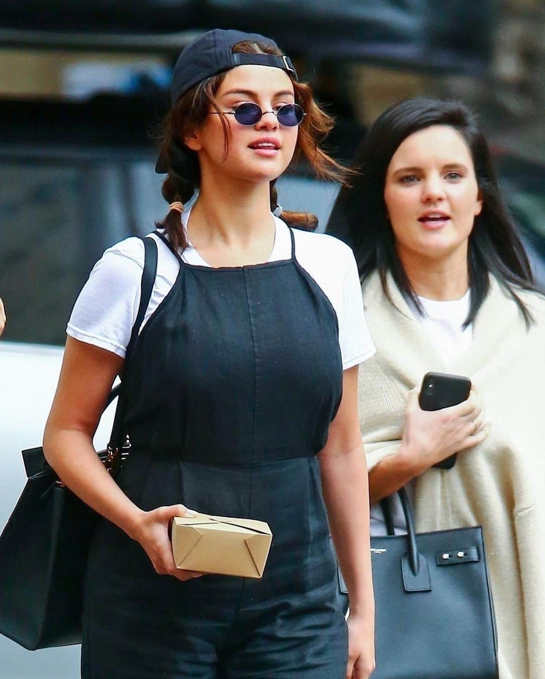 Just Jaredさんのインスタグラム写真 - (Just JaredInstagram)「@selenagomez meets up with a few friends for lunch! #SelenaGomez Photos: Backgrid」5月27日 9時56分 - justjared