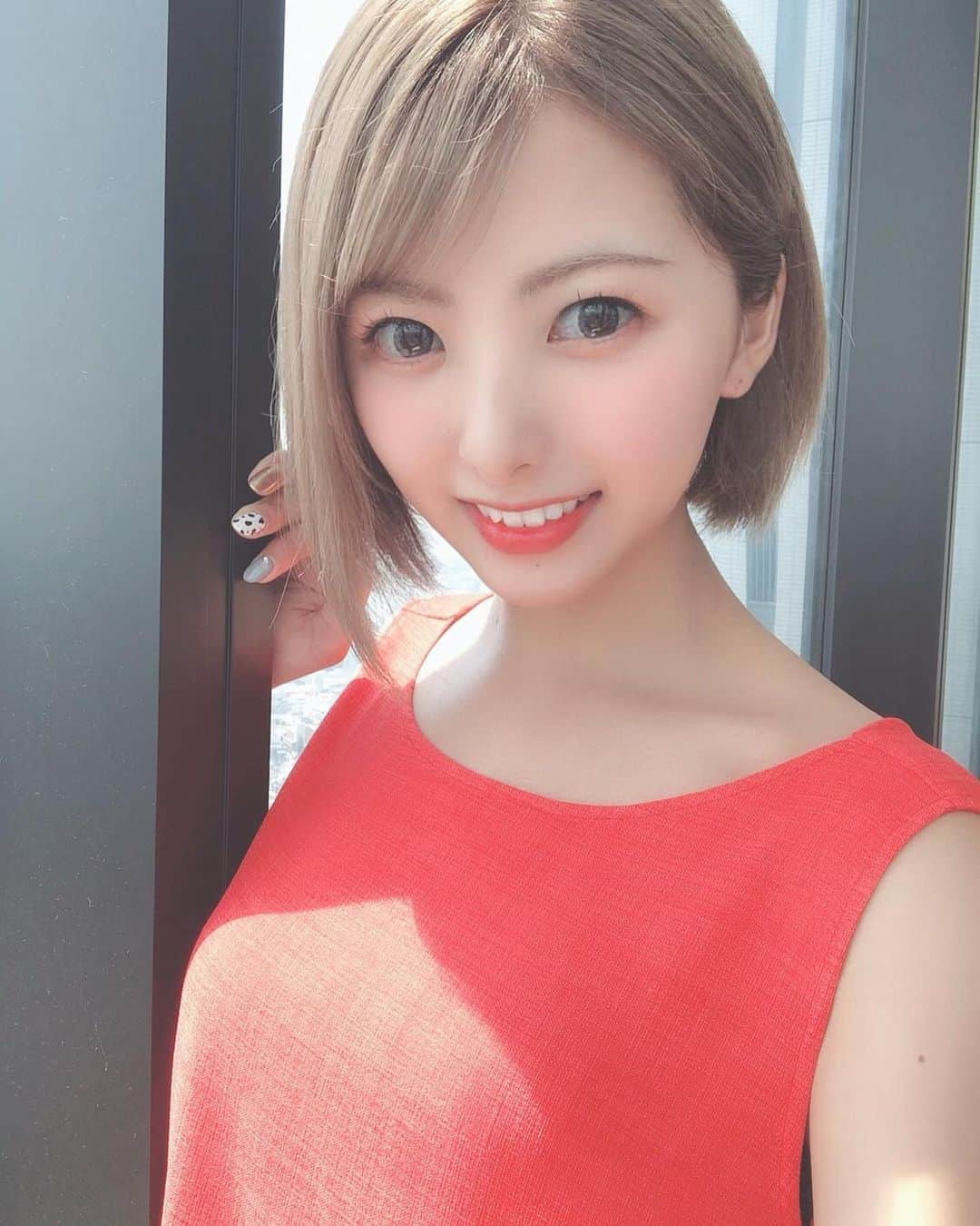 岡田栞奈のインスタグラム：「おはよー☀️ 今日も暑いっ😵💦💦 水分補給こまめにね❣️ ・ ・ 大好きなオレンジ色🍊 ワンピース着てるんるん してます(•'-'•)♪ 今年の夏はほぼゆったりワンピースで乗り切る予定(笑) #ワンピース #ロングワンピース #お気に入り #オレンジ色 #夏 #summer #fashon #orange #color」