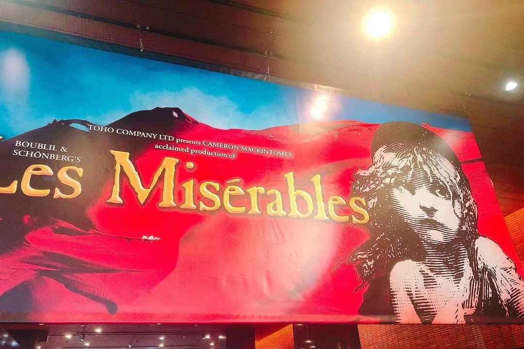 妃海風さんのインスタグラム写真 - (妃海風Instagram)「Les Misérables✨✨✨ . なんっって素晴らしい舞台なんですか😭😭😭😭😭 私、初レミゼ舞台観劇だったんです😭 こんな世界があったとは😭✨✨ 衝撃的でした。 感動の嵐でした。 生きるパワーをどっしりがっつりもらいました！！ . 愛する朴璐美さま。。 マダムテナルディエ役。 ひゃーもうそれはそれはかっこよくて色っぽくて情熱的で素敵で憧れっす！✨✨✨ 終演後、お疲れのはずなのに力強くハグしてくれましたー😭❤️ 大好きです✨✨🔥 . そして、ジャンバルジャン役のシュガーさんこと佐藤隆紀さん✨✨ 歌唱力とお芝居。。お人柄のよさがもう。。素晴らしかった！ ぐはぁぁ！！笑 . 舞台ってすごいです 魅力がいっぱいすぎる . これからたくさんの魅力的な舞台に立てるよう 魅力的な役者になれるよう とにかく頑張っていこう！！✨✨✨✨ . ぐはぁっ！！！🔥🔥🔥笑 . #Les Misérables #帝国劇場 #朴璐美 さん #シュガーさん #佐藤隆紀 さん #舞台 #魅力」5月27日 10時06分 - fuhinami_official