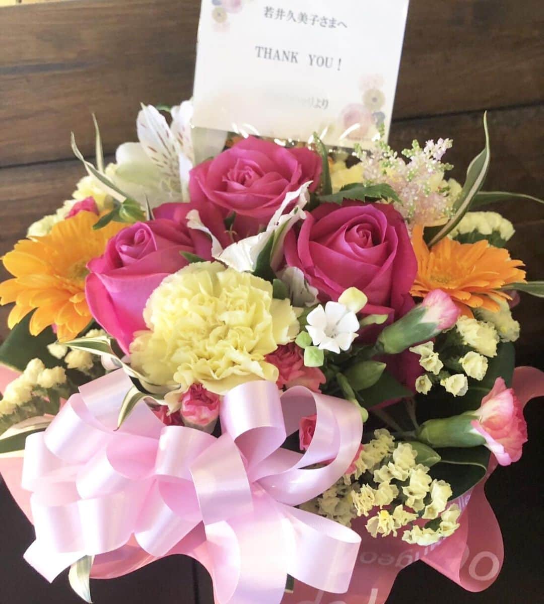 若井久美子さんのインスタグラム写真 - (若井久美子Instagram)「お茶会でいただいたお花たち💓 お部屋がお花で溢れているしあわせ💐 「お茶会にちなんで✨」と、大好きな紅茶やお菓子やはちみつなども。嬉しくて嬉しくて..☕️🍯🍪大切にいただきますね✨💓一枚目のバラは「アフリカローズ」といってケニアで大切に育てられたバラが17時間かけて日本に届けられるそう🌹なんだかストーリーがあって素敵✨  #お茶会 #くみ会 #次はいつやろうかな #次のソロライブは10月か11月を予定してます #ありがとう #バラ #rose #薔薇」5月27日 10時17分 - wakai_kumiko