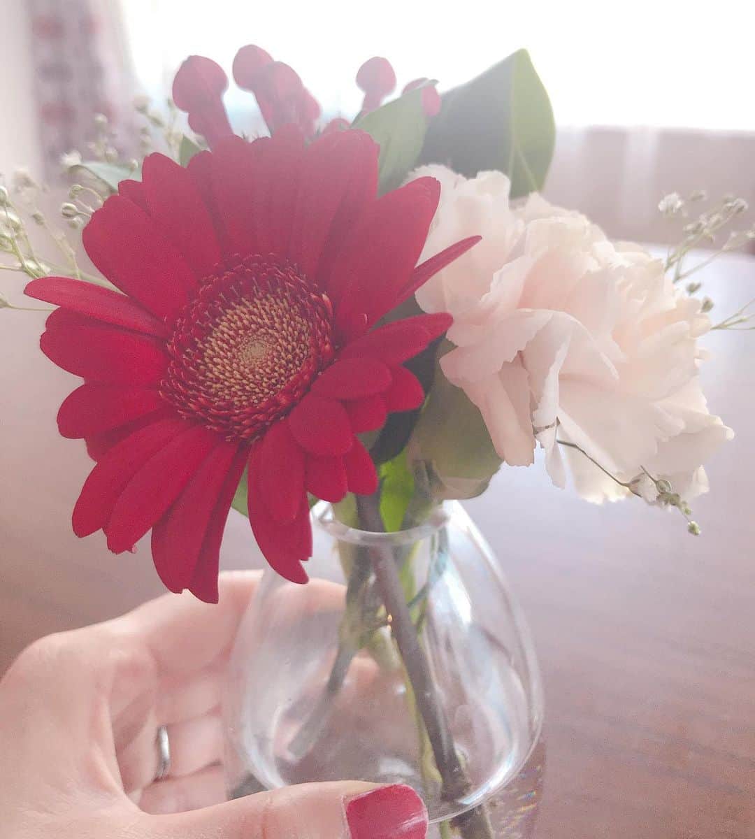 若井久美子さんのインスタグラム写真 - (若井久美子Instagram)「お茶会でいただいたお花たち💓 お部屋がお花で溢れているしあわせ💐 「お茶会にちなんで✨」と、大好きな紅茶やお菓子やはちみつなども。嬉しくて嬉しくて..☕️🍯🍪大切にいただきますね✨💓一枚目のバラは「アフリカローズ」といってケニアで大切に育てられたバラが17時間かけて日本に届けられるそう🌹なんだかストーリーがあって素敵✨  #お茶会 #くみ会 #次はいつやろうかな #次のソロライブは10月か11月を予定してます #ありがとう #バラ #rose #薔薇」5月27日 10時17分 - wakai_kumiko