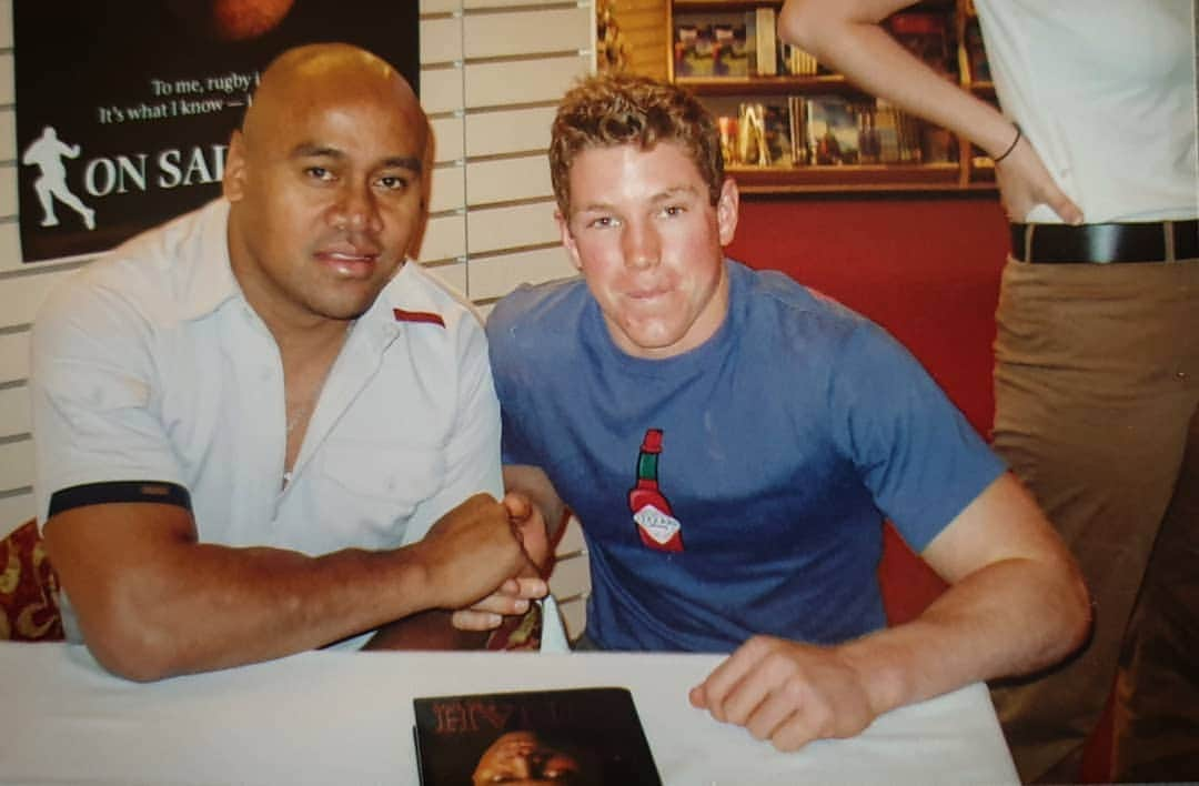 デビッド・ポーコックさんのインスタグラム写真 - (デビッド・ポーコックInstagram)「As a teenager I caught the bus into the Brisbane CBD hours early to queue up for Jonah’s book signing in the hope of meeting the great man and getting my copy of his book signed. ⠀ ⠀ I started reading the book on the bus home, and didn’t put it down. I found his honesty about his struggles, and what it had taken to do all that he did, inspirational. I had a LOT of nerves before games and remember thinking ‘if Jonah Lomu is nervous before games then it’s ok for me to be nervous too!’ It really changed the way I thought about pre-game nerves and being ‘ready’. ⠀ ⠀ Like so many other kids, I’d grown up marvelling at his athleticism and the way he carved up (or ran over) defenders. Jonah Lomu Rugby on the Sega Mega Drive was the game of choice in the Pocock household (on a side note, I actually thought I was pretty good at it until I played @quadecooper and he absolutely demolished me - he must’ve known the cheats even without Team Lomu and the Rage Allstars).⠀ ⠀ At the 2011 Rugby World Cup Robbie Deans organised for Jonah to come and talk to the team, he was humble and down-to-earth, staying to have dinner with us and answering guys questions. After a bit of pestering, he even took @digbyioane for a spin in his hotted-up car.⠀ ⠀ We lost a great man in 2015 but I remain grateful for the inspiration he provided me and so many others around the world, both through his skill and his humility and honesty.⠀ ⠀ #motivationmonday #jonahlomu #rugby ⠀」5月27日 10時10分 - davidpocock