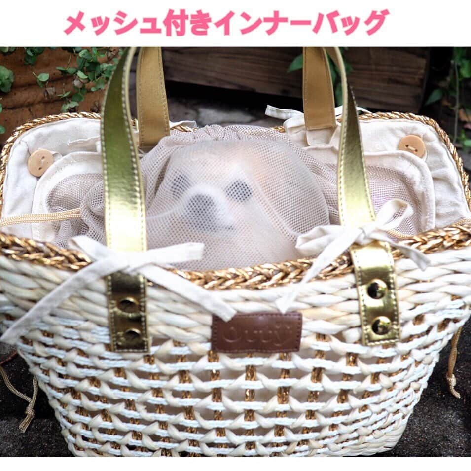 大原かおりさんのインスタグラム写真 - (大原かおりInstagram)「新作商品発売スタート🤗🐶💕 🌟その4:キャリーカゴバッグ🌟 ☺︎ 大人気のブランド『AnneCoquine(アンコキーヌ)さん』監修の元に♡♡♡ 久しぶりに作成することができた人気のキャリーカゴバック〜🐶💖 ☺︎ シンプルなのに高級感たっぷりで、どんなお洋服にも似合うカゴバッグ🐶🌟 バッグの横部分が低くなっているので、ワンちゃんのお顔も横から出せます♡ ☺︎ インナーバッグは取り外して洗えます💞 上部はメッシュ生地になっていて、メッシュ生地を絞れば巾着になるので電車やバスなどに乗る時にも便利です💁‍♀️🚌💕 ☺︎ 持ち手がズレないように取り外し可能なリボングリップが付いています💖 ☺︎ カラーは、ゴールドとブラックの2色展開。 ☺︎ サイズはSとMの２サイズ。 S ：10,500円(税抜) M：13,000円(税抜) ☺︎ Sサイズは小さなワンちゃんがゆったり入れる大きさ。 Mサイズは小さなワンちゃん2頭でも、ダックスちゃんでもゆったりと入れます💁‍♀️🐶🐶💕 (※個々のサイズの詳細は写真に記載されているサイズをご確認ください。) ☺︎ 涼しげなカゴバッグで夏のご旅行やBBQなどにも最適🎶 オシャレをして夏のお出かけを楽しんで下さい🤗🐶💖 * #OttyDog #Otty #オッティ #新作商品 #ホームページ #発売スタート #カゴバッグ #キャリーバッグ #Bag #CarryBag #AnneCoquine #アンコキーヌ #監修 #ありがとうございました #😍💖 #DogGoods #DogBag #DogModel #poodle #chihuahua #狗 #宠物狗 #狗衣服 #🐶❤️」5月27日 10時15分 - oharagaori_otty