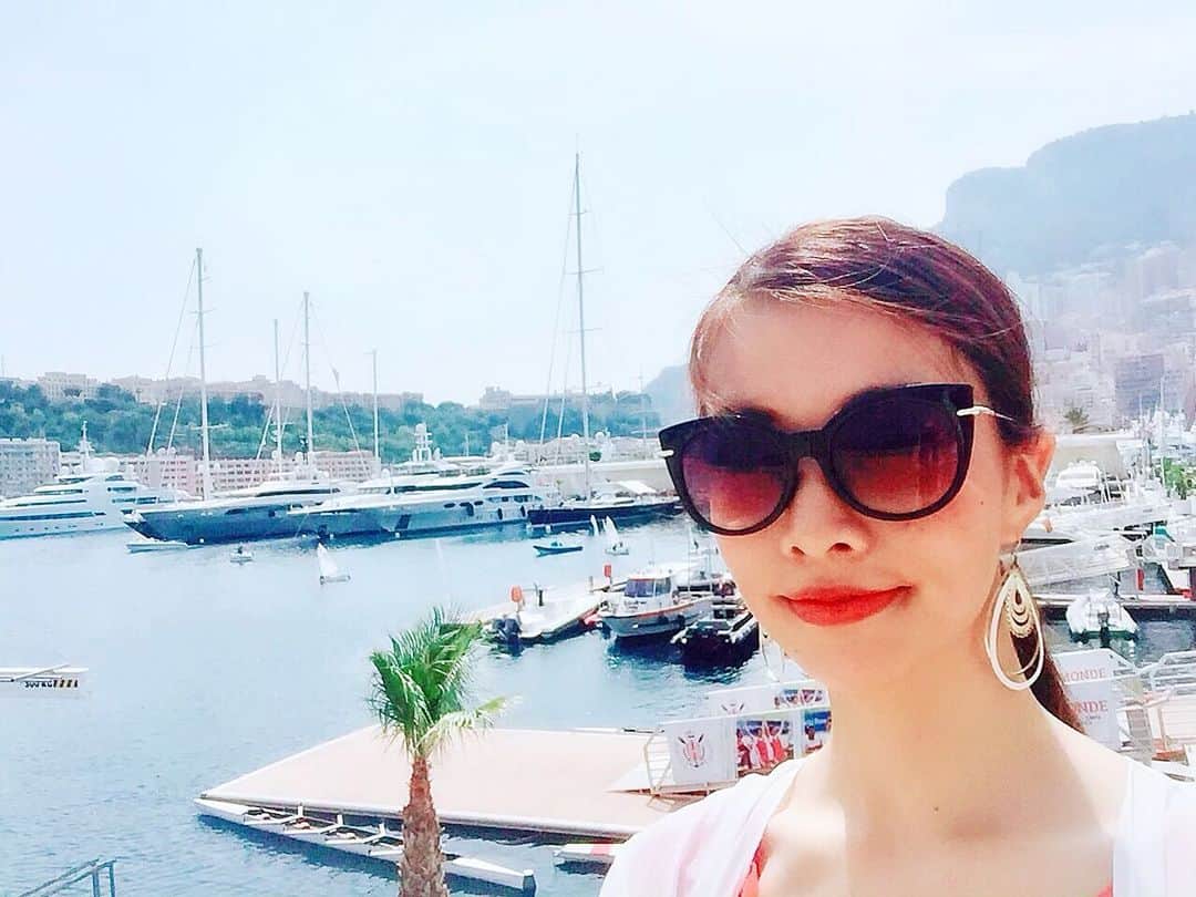 のインスタグラム：「サングラスがお好き。 . 🕶 . 今日も暑いですね〜！暑くなってくると、必須になるのがサングラス。 . 色々な形のサングラスがあって、毎年どの子をお家に迎えてあげようか悩む季節です。。 . 私は大きめでサイドにモチーフがあったり、少し凝ったデザインが好き。 . 眼鏡も好きだからこれからもっと増えていきそうな予感。 . 「自分が何が好きなのか」を知ることって大切。 . 自分のご機嫌をとることにも繋がるからね。 . あなたの好きなもの、ことは何ですか？ . #好きなこと #モナコ #サングラス #sunglasses  #fashion #model #マインドフルネス #montecarlo  #夏 #自己肯定感」
