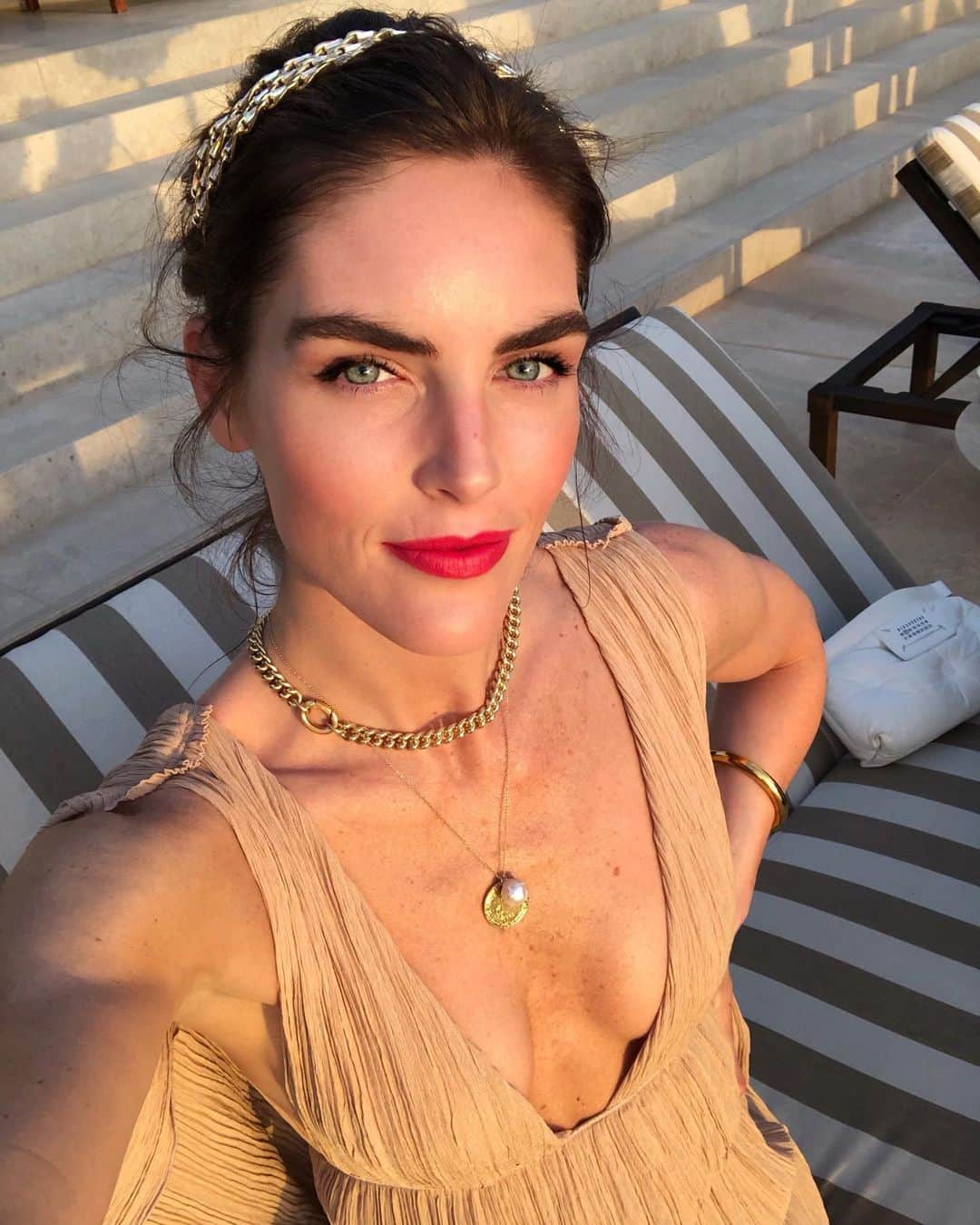 ヒラリー・ローダのインスタグラム：「that golden hour light in greece 🌅🇬🇷」