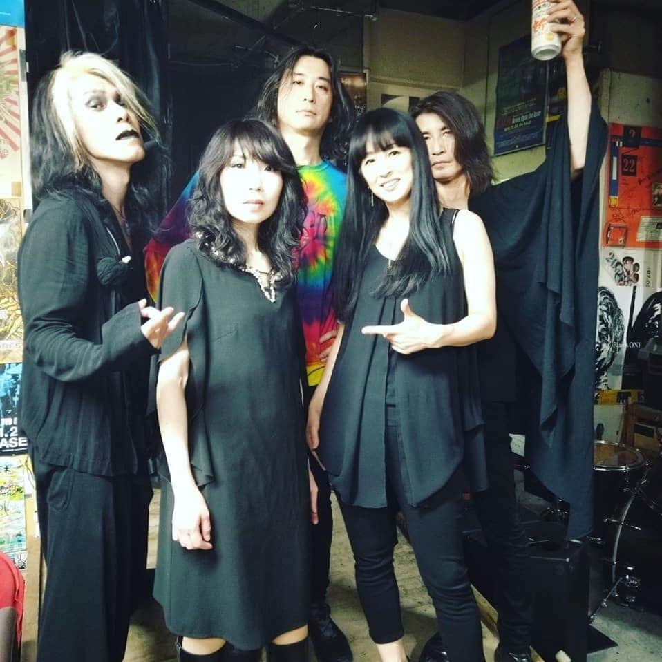 TOKIEさんのインスタグラム写真 - (TOKIEInstagram)「EQD Japan Tourでの初日、東京ではBorisで1曲参加させていただきました。 あっという間の短い時間でしたが、全てが私にとって規格外のスケールのデカさを体験できて新しい扉を開いてもらいました☺  RELAXER、LISA BELLA DONNA、CRYPT CITY、BORISという素晴らしいメンツでのツアーが今日から名古屋、大阪、広島、福岡と連日続きます。 ぜひぜひ観に行ってください。  という私は本日代々木ザーザズーでHEAのライブなのでこちらもぜひ！  #borisheavyrocks #earthquakerdevices」5月27日 10時28分 - tokieofficial1