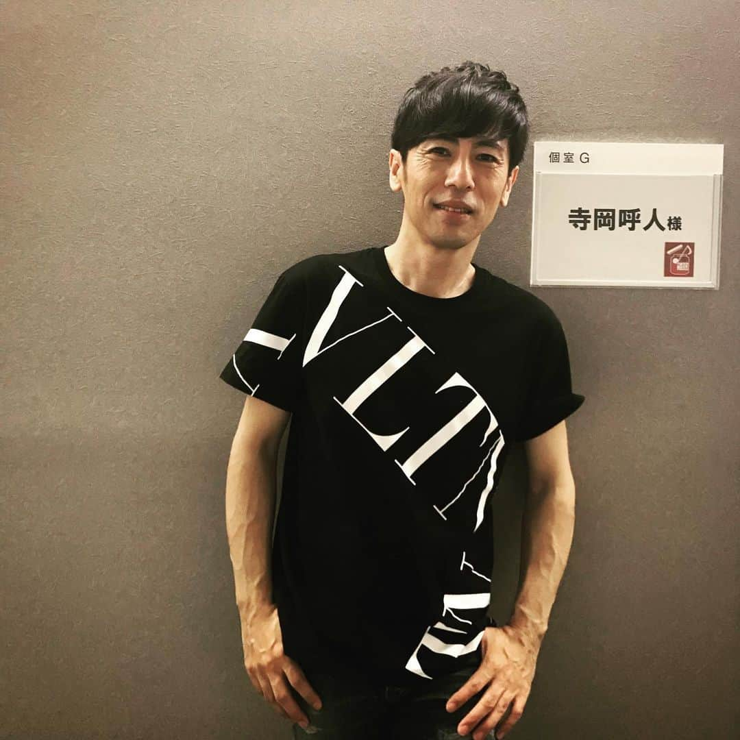 寺岡呼人さんのインスタグラム写真 - (寺岡呼人Instagram)「ジュンスカ30周年無事完走しました。﻿ この1年ありがとうございました。﻿ ﻿ そして、昨夜は関ジャム完全燃SHOWの放送でした。﻿ 観て頂けましたでしょうか？﻿ ﻿ ジュンスカ終わり、関ジャム終わり、いよいよ週末からツアーが始まります！﻿ ﻿ #浜端ヨウヘイ & #寺岡呼人 ﻿﻿ ツアー2019～新時代～﻿﻿ ﻿ ﻿﻿ なんとこのツアーの為だけの新曲も完成！﻿﻿ ﻿﻿ 東京公演に続き、高知も完売！﻿﻿ その他残り僅かの会場もございます。﻿ ﻿﻿ 6月1日＠高知を皮切りに全10公演。﻿﻿ 各地の皆さま、是非起こし下さい！﻿﻿ ﻿﻿ チケットは↓から。﻿﻿ https://t.co/GHQDQNKuNw﻿ ﻿ ﻿ ﻿﻿﻿ ■スケジュール﻿﻿﻿ ﻿﻿ 2019年6月1日（土） 高知　X-pt.【クロスポイント】﻿﻿﻿ OPEN 16:30 START 17:00　info. 088-885-2626﻿﻿﻿ ﻿﻿﻿ 2019年6月2日（日） 岡山　MO:GLA﻿﻿﻿ OPEN 16:30 START 17:00　info. 086-235-3277﻿﻿﻿ ﻿﻿﻿ 2019年6月4日（火） 淡路島 　マトヤ楽器 的矢ミュージックスタジオ﻿﻿﻿ OPEN 18:30 START 19:00　info. info. 0799-22-0663﻿﻿﻿ ﻿﻿﻿ 2019年6月5日（水） 神戸　Varit﻿﻿﻿ OPEN 18:30 START 19:00　info. 078-392-6655﻿﻿﻿ ﻿﻿﻿ 2019年6月7日（金） 福岡　rooms﻿﻿﻿ OPEN 18:30 START 19:00　info. 092-751-0075﻿﻿﻿ ﻿﻿﻿ 2019年6月8日 （土）熊本　バトルボックス﻿﻿﻿ OPEN 16:30 START 17:00　info. 096-319-2811﻿﻿﻿ ﻿﻿﻿ 2019年6月9日 （日） 大阪　心斎橋　JANUS﻿﻿﻿ OPEN 17:30 START 18:00　info. 06-6214-7255﻿﻿﻿ ﻿﻿﻿ 2019年6月15日（土） 福島　CLUB EX﻿﻿﻿ OPEN 16:30 START 17:00　info. 024-533-4166﻿﻿﻿ ﻿﻿﻿ 2019年6月16日 （日） 仙台　enn2nd﻿﻿﻿ OPEN 16:30 START 17:00　info. 022-212-2678﻿﻿﻿ ﻿﻿﻿ 2019年6月18日 （火） 渋谷　eplus LIVING ROOM CAFE&DINING﻿﻿﻿ OPEN 18:30 START 19:00　info. 03-6452-5424﻿﻿﻿ ﻿﻿﻿ ﻿﻿﻿ ■チケット﻿﻿﻿ 前売¥5,000　当日¥5,500 （税込・ドリンク代別）﻿﻿﻿ ﻿﻿﻿ 【一般発売】 ﻿﻿ 受付URL 　http://eplus.jp/yohito/﻿﻿ ※先着受付、規定枚数になり次第終了！﻿﻿ ﻿ 大阪公演のみ﻿ ﻿ ぴあ 　Pコード：147-891﻿ ローソン　Lコード：55832﻿ e+：https://eplus.jp/sf/detail/2920160001-P0030007﻿﻿ ﻿﻿ #寺岡呼人 ﻿﻿ #浜端ヨウヘイ﻿﻿ #新時代 #ジュンスカ #関ジャム #関ジャム完全燃show」5月27日 10時38分 - yohitoteraoka