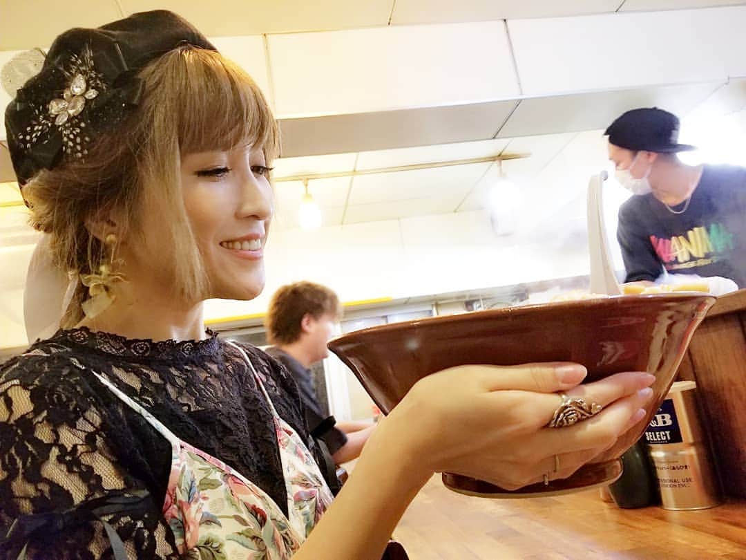 石関友梨のインスタグラム：「体調が完全復活したよー！！3週間3人前くらいずつしか食べれなくて、3kgも体重が落ちてしまったよ。しばらくの間、ご心配おかけしまして申し訳ございませんでひた(＞＜)頬がちょっとコケちゃったのでハイカロリーをどんどこ！！ #男気ラーメンアカギ #病み上がりからハード #限定 #まぜそば #麺ゆで前1300g #二郎系 #デブ活 #大食い #すり鉢 #店長いない日」