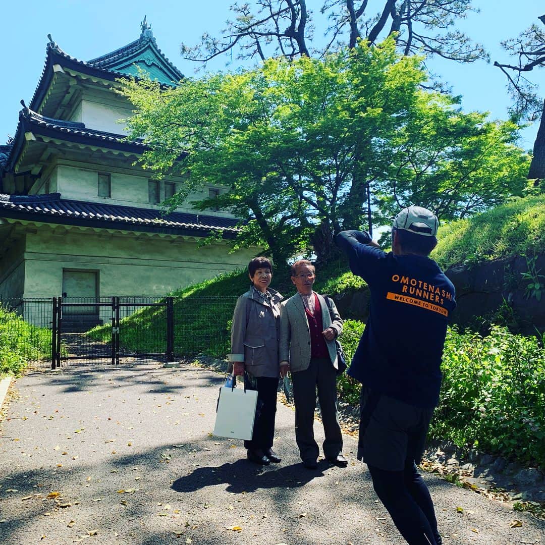 皇居ランナビのインスタグラム：「皇居東御苑の観光案内×美術館ツアーのご案内です😊  皇居周辺はランニングだけではなく、観光名所がたくさんあるんですよ～✨ その一つが皇居東御苑 江戸の名残や四季折々の花が楽しめる、皇居イチオシの観光スポットです。 その東御苑内をおもてなしランナーが丁寧にご案内いたします。  さらに東御苑を観光後は、東京国立近代美術館の所蔵品ガイドへ～ こちらの所蔵品ガイドは美術館の専任スタッフさんが丁寧に楽しく案内をしてくださいます🥰 解説を聞くだけではなく、参加者同士のコミュニケーションを大事にした、とても面白いツアーです💕  ただ今、6月18日(火)の参加者、募集中です‼️ おもてなしランナー協会「皇居観光ウォーク」 ×東京国立近代美術館「所蔵品ガイド」  https://moshicom.com/26554/  #皇居ランナビ #皇居ラン #ミズノで皇居ラン #ミズノで女子ラン #ランニング女子 #ランニング #ハシリマスタグラム #ランナ#皇居観光ランニング#workout #instagood #run #jog #fitness #tokyo #imperialpalace #japan #走るひと #走る人 #followme #おもてなし #おもてなしランナー #running #runningday #jogging #marathontraining」