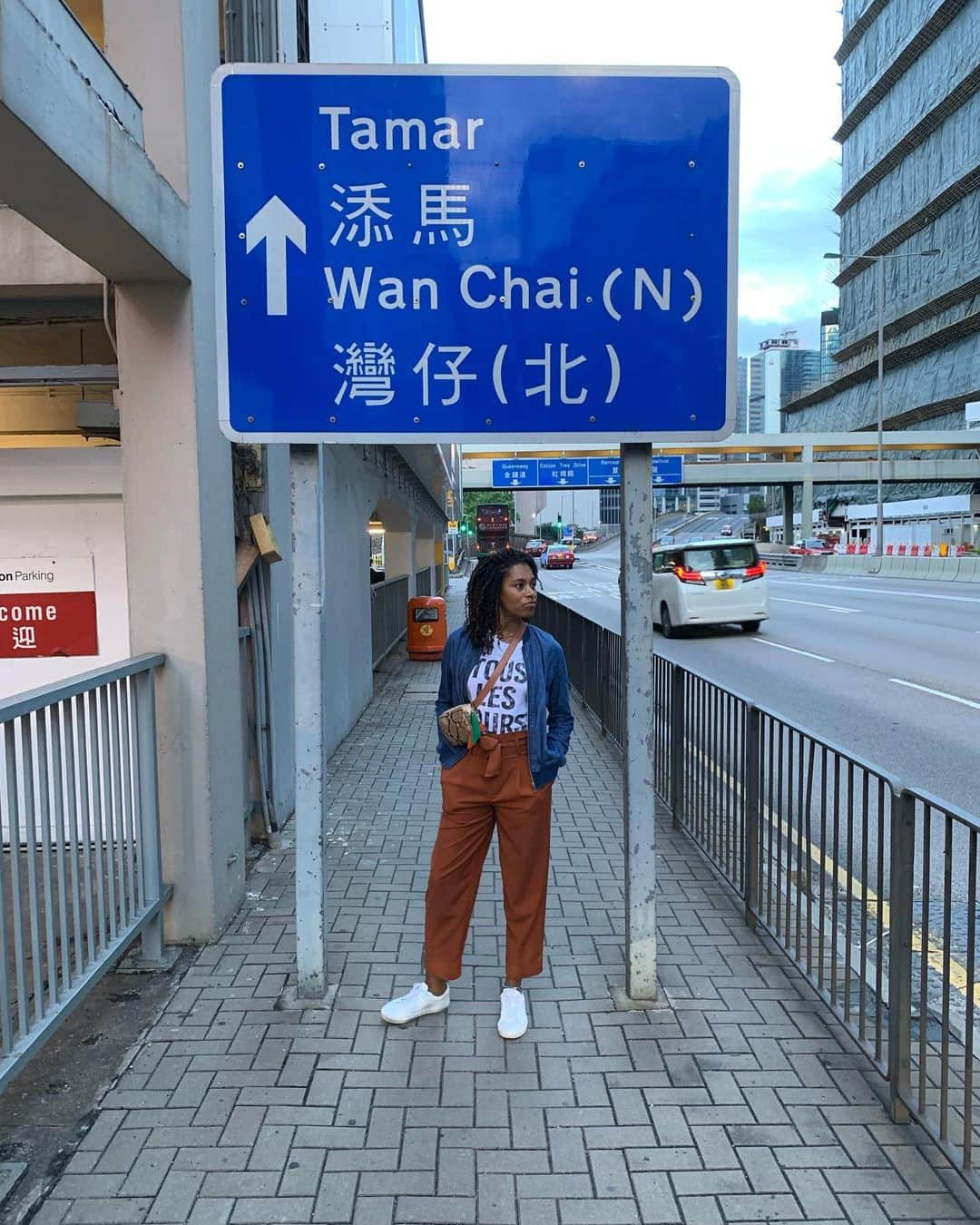 Kelly McCrearyさんのインスタグラム写真 - (Kelly McCrearyInstagram)「Hot travel tip: when lost in new city, always stop for photo shoot. Swipe for a #verynaturalpose in #hongkong. Pants by @madewell via @thealist.us 📷: @petechatmon」5月27日 10時43分 - seekellymccreary