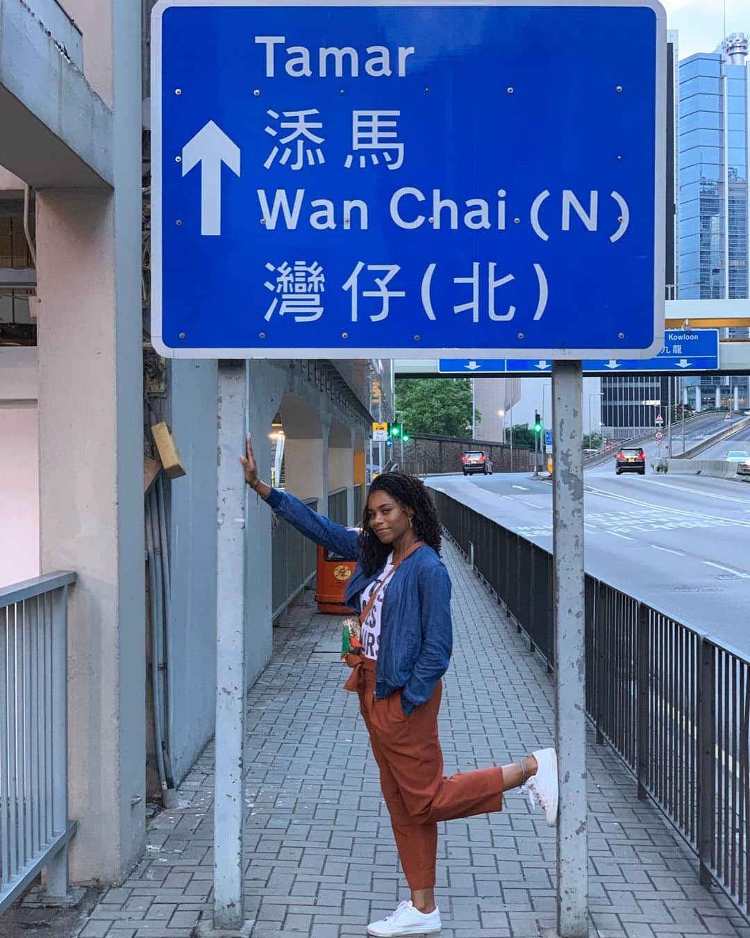 Kelly McCrearyさんのインスタグラム写真 - (Kelly McCrearyInstagram)「Hot travel tip: when lost in new city, always stop for photo shoot. Swipe for a #verynaturalpose in #hongkong. Pants by @madewell via @thealist.us 📷: @petechatmon」5月27日 10時43分 - seekellymccreary