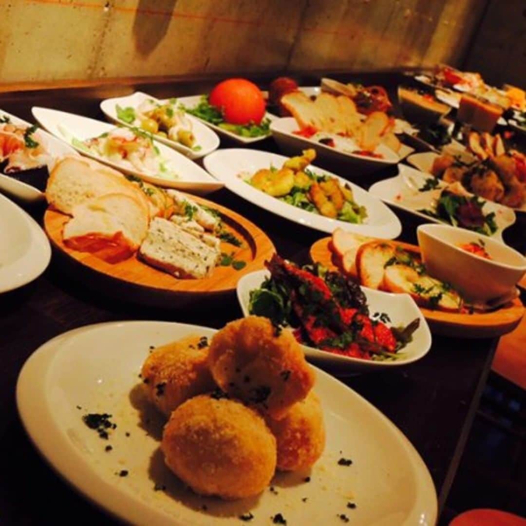 ビアージョ新宿のインスタグラム：「こんにちは、新宿西口のイタリアン＆ワインバル「ビアージョ」です。 ブログ更新しました！ 「ビアージョは、立食パーティーの開催も承っております」 是非ご来店をお待ちしております。 ▼詳しくはこちら▼ http://viagio-shinjuku.com/blog/  #ビアージョ#新宿#イタリアン#バル#居酒屋#送別会#二次会」