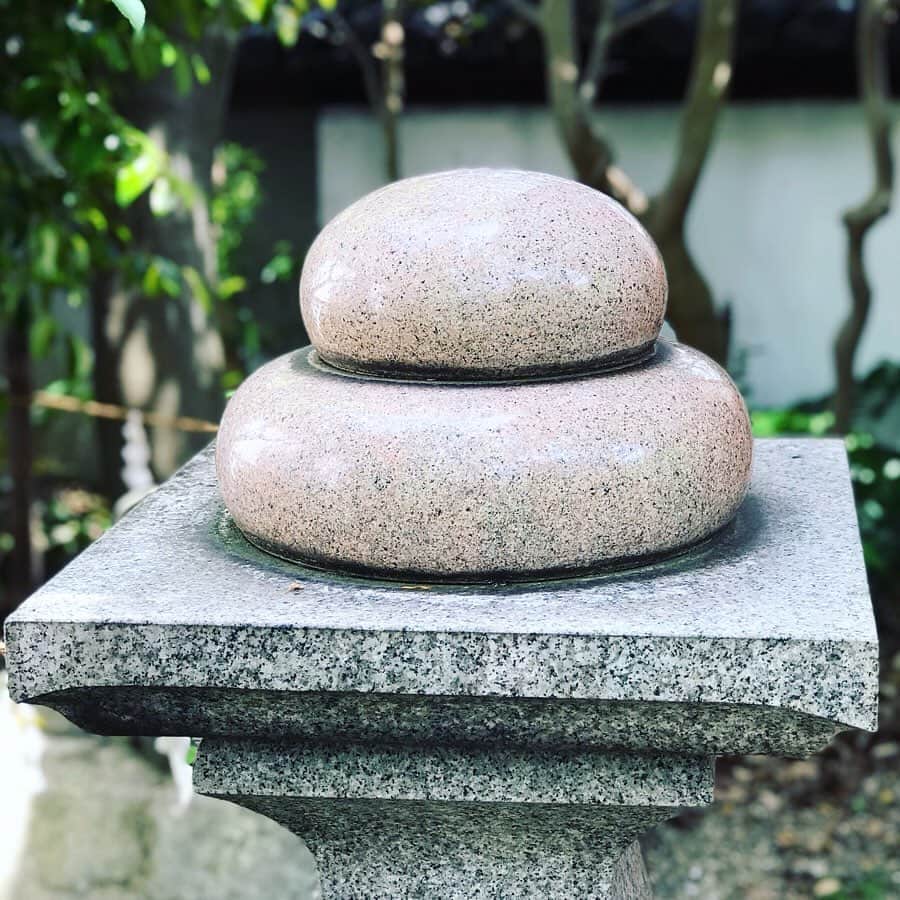 福田里香さんのインスタグラム写真 - (福田里香Instagram)「まんじゅうを祀った神社⛩へ。 話しに聞いて、ぜひお参りしたく 朝にうかがいました。 家業や稼業ではなく、菓・業・繁・栄。 しびれました。 右手には、阿のまんじゅう。 左手には、吽のまんじゅう。 • 漢國神社境内の林神社（りんじんじゃ）は 日本唯一の饅頭の神社。 貞和5年（1349年）に中国から来日し 漢国神社社頭に住居して 日本初となる饅頭を作ったという 饅頭の祖・林浄因が祀られていることが 名前の由来だそう。 近鉄奈良駅から徒歩３分。 お菓子好きにはおすすめ。 • #漢國神社 #まんじゅう神社 #林神社」5月27日 10時46分 - riccafukuda