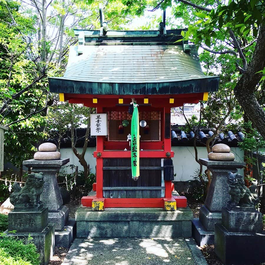 のインスタグラム：「まんじゅうを祀った神社⛩へ。 話しに聞いて、ぜひお参りしたく 朝にうかがいました。 家業や稼業ではなく、菓・業・繁・栄。 しびれました。 右手には、阿のまんじゅう。 左手には、吽のまんじゅう。 • 漢國神社境内の林神社（りんじんじゃ）は 日本唯一の饅頭の神社。 貞和5年（1349年）に中国から来日し 漢国神社社頭に住居して 日本初となる饅頭を作ったという 饅頭の祖・林浄因が祀られていることが 名前の由来だそう。 近鉄奈良駅から徒歩３分。 お菓子好きにはおすすめ。 • #漢國神社 #まんじゅう神社 #林神社」