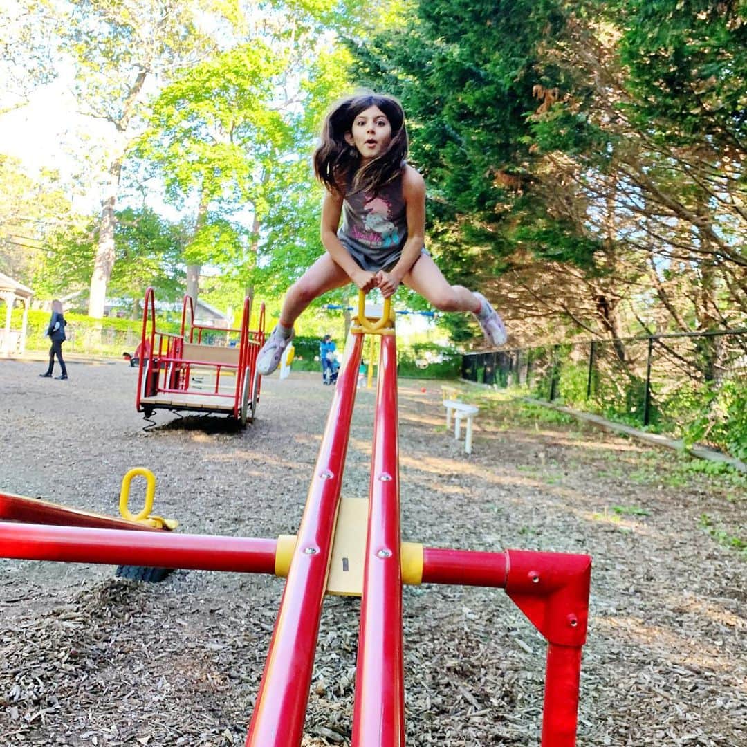 Ilana Wilesさんのインスタグラム写真 - (Ilana WilesInstagram)「Today Mazzy learned that I’m her favorite person to ride a see-saw with. See-saws scare me and make me a little nauseous, but it was worth it to hear my favorite sound on earth— Mazzy laughing her head off. 😊」5月27日 10時47分 - mommyshorts