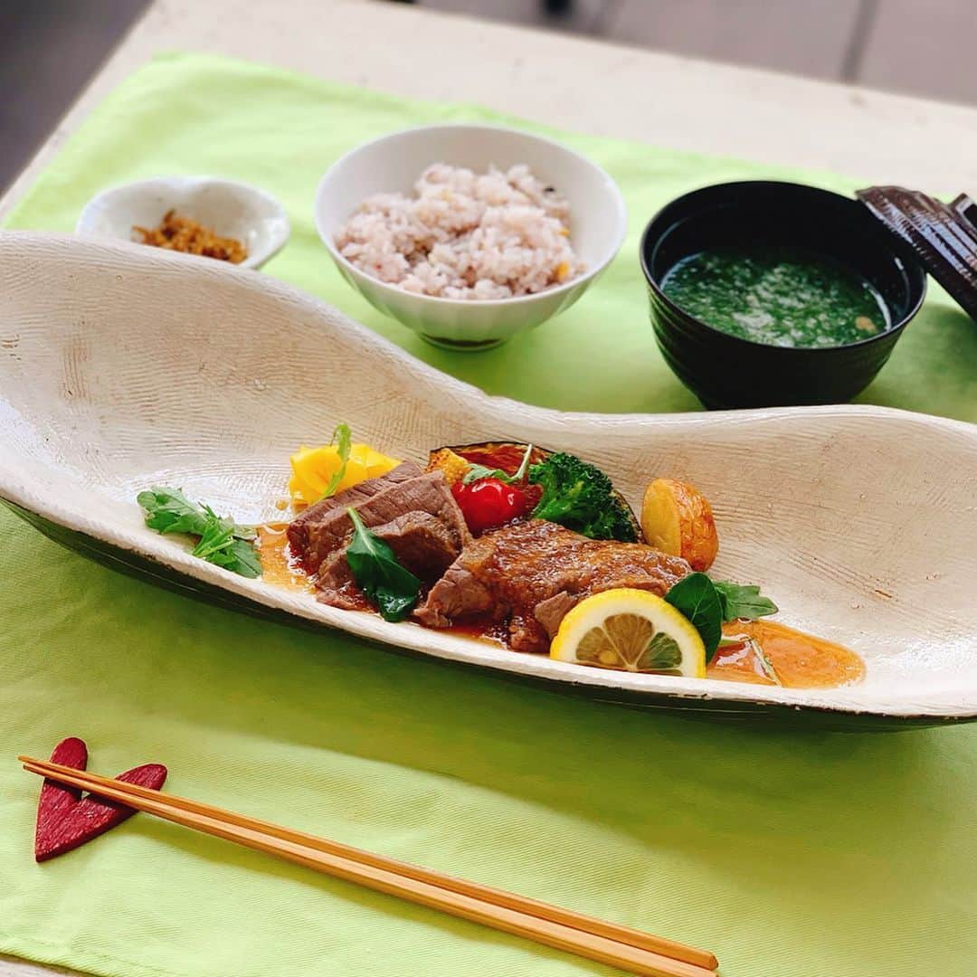 簑島宏美さんのインスタグラム写真 - (簑島宏美Instagram)「* ******** He is a quiet hunter at all times during my meal.🤣 * テラスでランチ🍴 @thebridge.3319  床でお座りしたり、膝の上へ来て甘えたりと食事中とても静かにしていますが、実は虎視眈々と私がポロリと落とすのを狙っているハウルです😂 ランチは1500円でお刺身、サラダ、4種の小鉢、メイン、ご飯とお味噌汁、コーヒーと付いてきました🥰💕 お腹いっぱい！大満足です❤ * ******** #イタグレ#イタリアングレーハウンド#italiangreyhound#dogstagram#イタグレとの暮らし#iggy#iggygram #iggylove#iggylife#いぬのいる暮らし#犬のいる暮らし#いぬバカ部#イタグレ服#iggysoftheworld #iggysofinstagram #dogsofig #dogsofinstagram #プチプラコーデ #犬好きな人と繋がりたい#オシャレさんと繋がりたい#犬服ハンドメイド#リンクコーデ#大分県#oita#おんせん県#おんせん県おおいた#おんせん犬おおいた #oitagram#oitaprefecture」5月27日 10時53分 - hiromiminoshima
