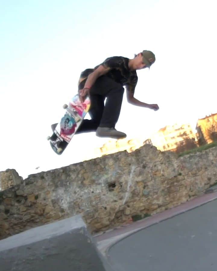 のインスタグラム：「Over 10 years in the game and @danny_leon is still ripping up the skatepark. 🔥 🎥: @pabloriberavera #skateboarding #skateboard #skate #sk8 #redbull」