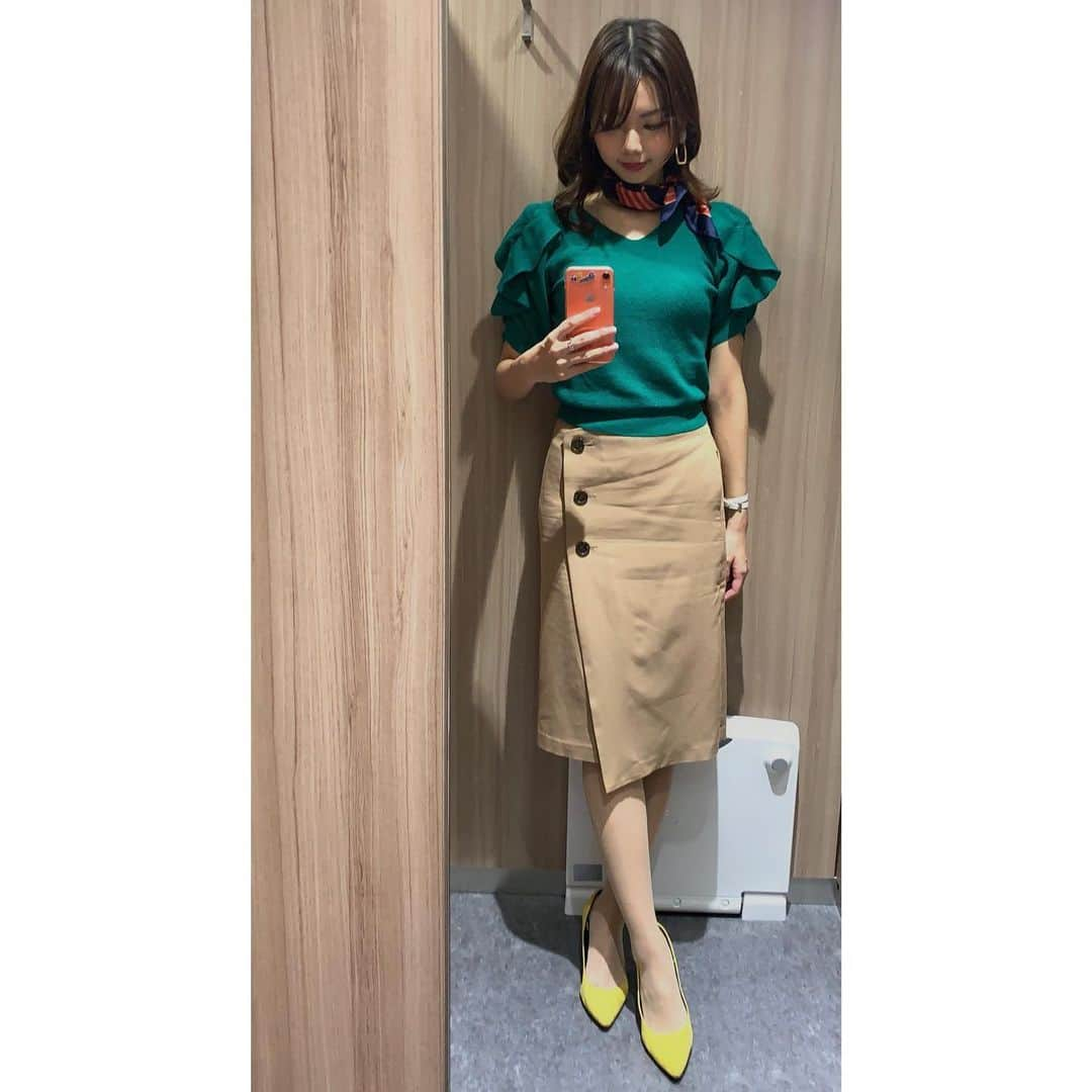 加藤里奈（カトリーナ）さんのインスタグラム写真 - (加藤里奈（カトリーナ）Instagram)「🥦🍋🥦🍋🥦🍋 #私服 ✔️tops @clear.official . ✔️skirt  @techichi_official ✔️shoes @gu_global . ✔️accessory  @index.official ／ @lattice_lessignes ／ @fendi ／ @coach . .  #clearコーデ #techichi #タイトスカート #大人コーデ #lattice #coach  #今日の服 #gu #コーディネート #アラサー #アラサーコーデ #オフィスカジュアル #gustyle #index #スカーフコーデ #スカーフ #スカーフアレンジ #お仕事コーデ #スカーフコーデ」5月27日 11時01分 - rinakatoktriiina