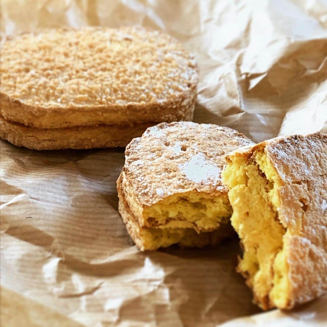 ケーキ&カフェ 海風堂のインスタグラム：「夏の焼き菓子が始まりましたー❗️ 人気のダコワーズにフルーティーなココマンゴーが仲間入り🎵さらに抹茶味も加わりました！ぜひお楽しみください😆 #市川#焼き菓子#手みやげギフト#ケーキ屋さん#ダコワーズ#ココマンゴー」