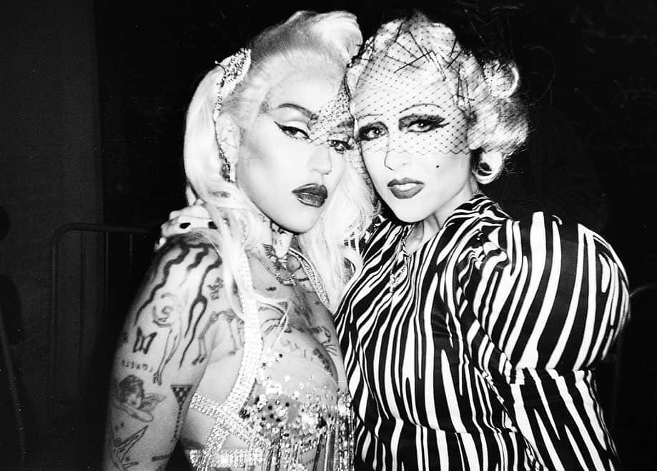 アリー・エックスのインスタグラム：「A sleepless night at @shopheav3n 📸 @nikkolamere」