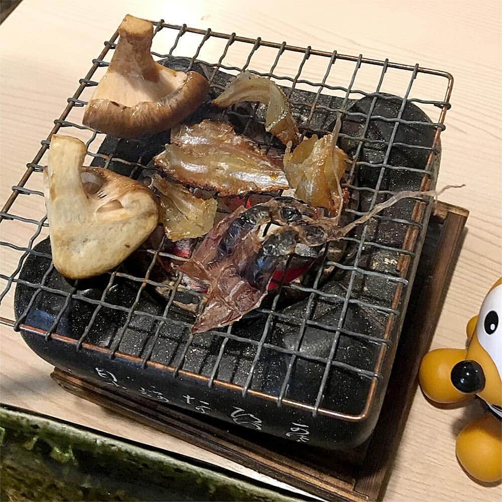 えねまるグルメさんのインスタグラム写真 - (えねまるグルメInstagram)「大阪メトロ「本町駅・淀屋橋駅」から徒歩4分のところにある『お魚と地酒 魚舟 本町』に行ってきたよ♪ 落ち着いた雰囲気のお店で、鮮魚と旬の食材が美味しいんだ。まずは卓上であぶったイワシのみりん干、イカ、シイタケのアテをいただき、お店イチオシのお刺身六種盛りをいただいたよ。今が旬のきびなごの天ぷらや、サクサクから揚げにも舌鼓をうったよ。そうそう、女将の丁寧なおもてなしも、とても嬉しかったね。ぜひ行ってみてね☆  #enemarugourmet #えねまる #グルメ #えねまるグルメ #大阪 #本町 #淀屋橋 #大阪メトロ #うおふね #居酒屋 #魚介料理 #海鮮料理 #割烹 #小料理 #接待 #宴会 #落ち着いた空間 #地酒 #旬の食材 #大阪グルメ #関西グルメ #美味しい #おいしい #うまい #あまから手帖 #あまから」5月27日 11時01分 - enemarugourmet