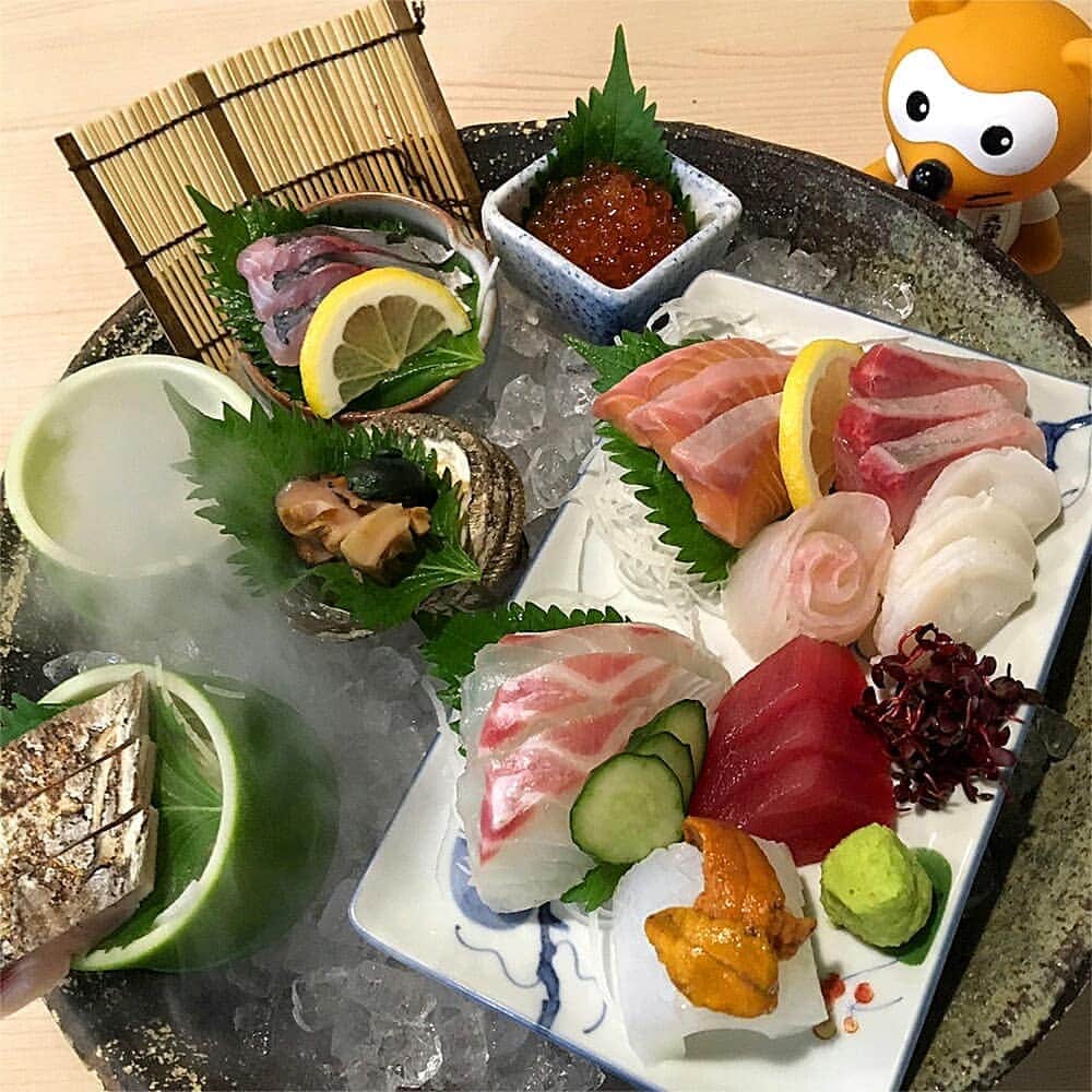 えねまるグルメさんのインスタグラム写真 - (えねまるグルメInstagram)「大阪メトロ「本町駅・淀屋橋駅」から徒歩4分のところにある『お魚と地酒 魚舟 本町』に行ってきたよ♪ 落ち着いた雰囲気のお店で、鮮魚と旬の食材が美味しいんだ。まずは卓上であぶったイワシのみりん干、イカ、シイタケのアテをいただき、お店イチオシのお刺身六種盛りをいただいたよ。今が旬のきびなごの天ぷらや、サクサクから揚げにも舌鼓をうったよ。そうそう、女将の丁寧なおもてなしも、とても嬉しかったね。ぜひ行ってみてね☆  #enemarugourmet #えねまる #グルメ #えねまるグルメ #大阪 #本町 #淀屋橋 #大阪メトロ #うおふね #居酒屋 #魚介料理 #海鮮料理 #割烹 #小料理 #接待 #宴会 #落ち着いた空間 #地酒 #旬の食材 #大阪グルメ #関西グルメ #美味しい #おいしい #うまい #あまから手帖 #あまから」5月27日 11時01分 - enemarugourmet